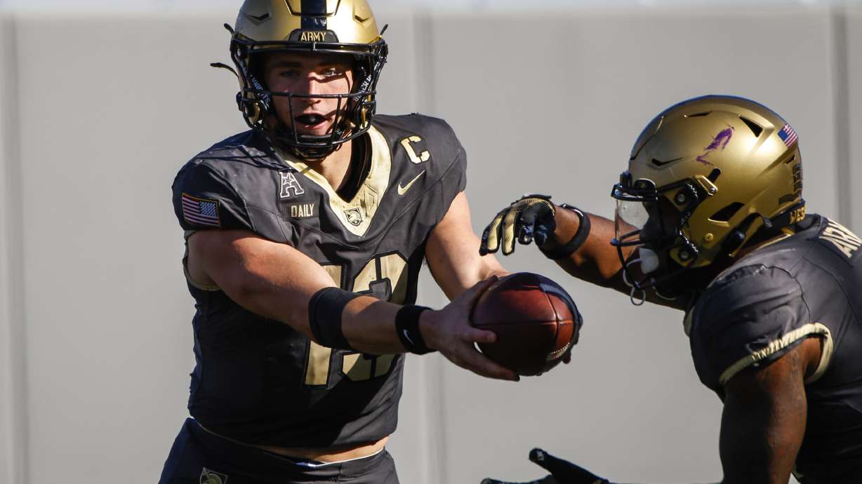 Army Quarter Back Bryson Daily, left pases the ball to running back Kanye Udoh during an NCAA colleague football game against East Carolina on Saturday, Oct. 19, 2024, in West Point, N.Y.