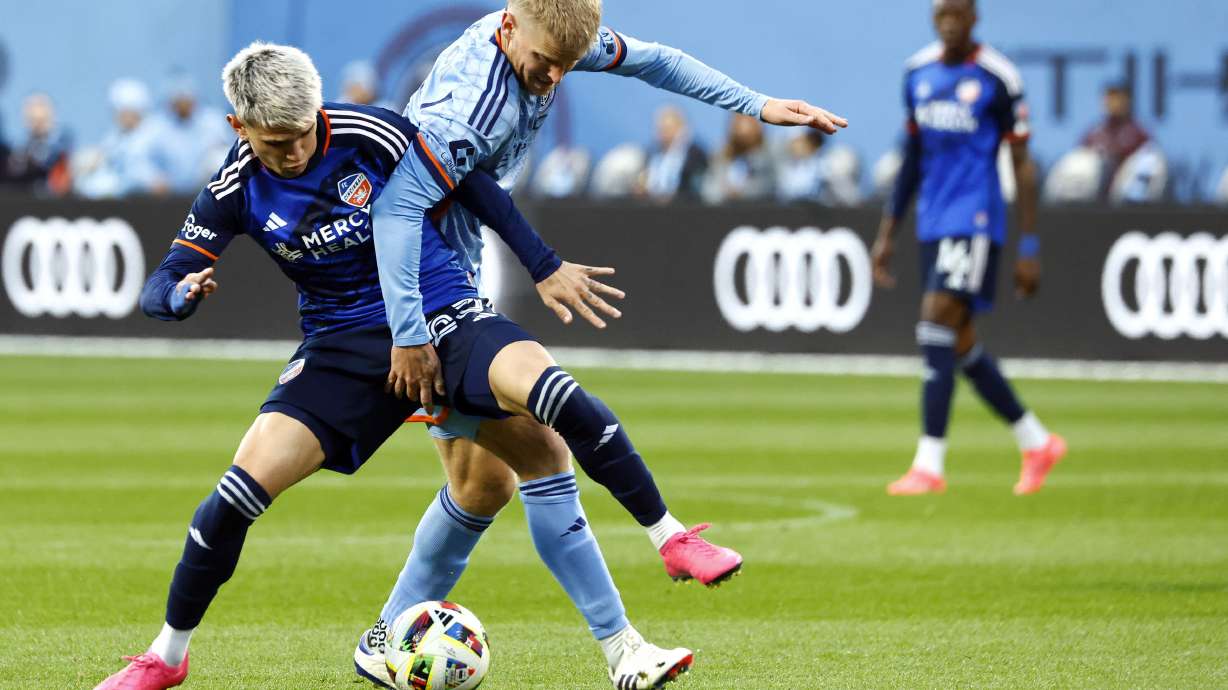 New York City FC's Keaton Parks, right, and FC Cincinnati's Luca Orellano battle for the ball during Game 2 in the first round of the MLS Cup soccer playoffs, Saturday, Nov. 2, 2024, in New York.