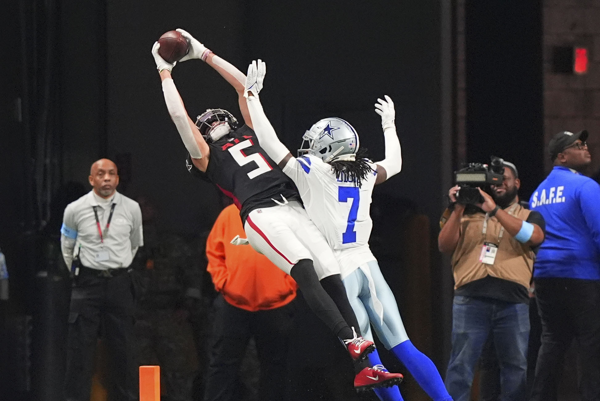 Atlanta Falcons wide receiver Drake London (5) pulls in a touchdown reception against Dallas Cowboys cornerback Trevon Diggs (7) during the first half of an NFL football game, Sunday, Nov. 3, 2024, in Atlanta. 