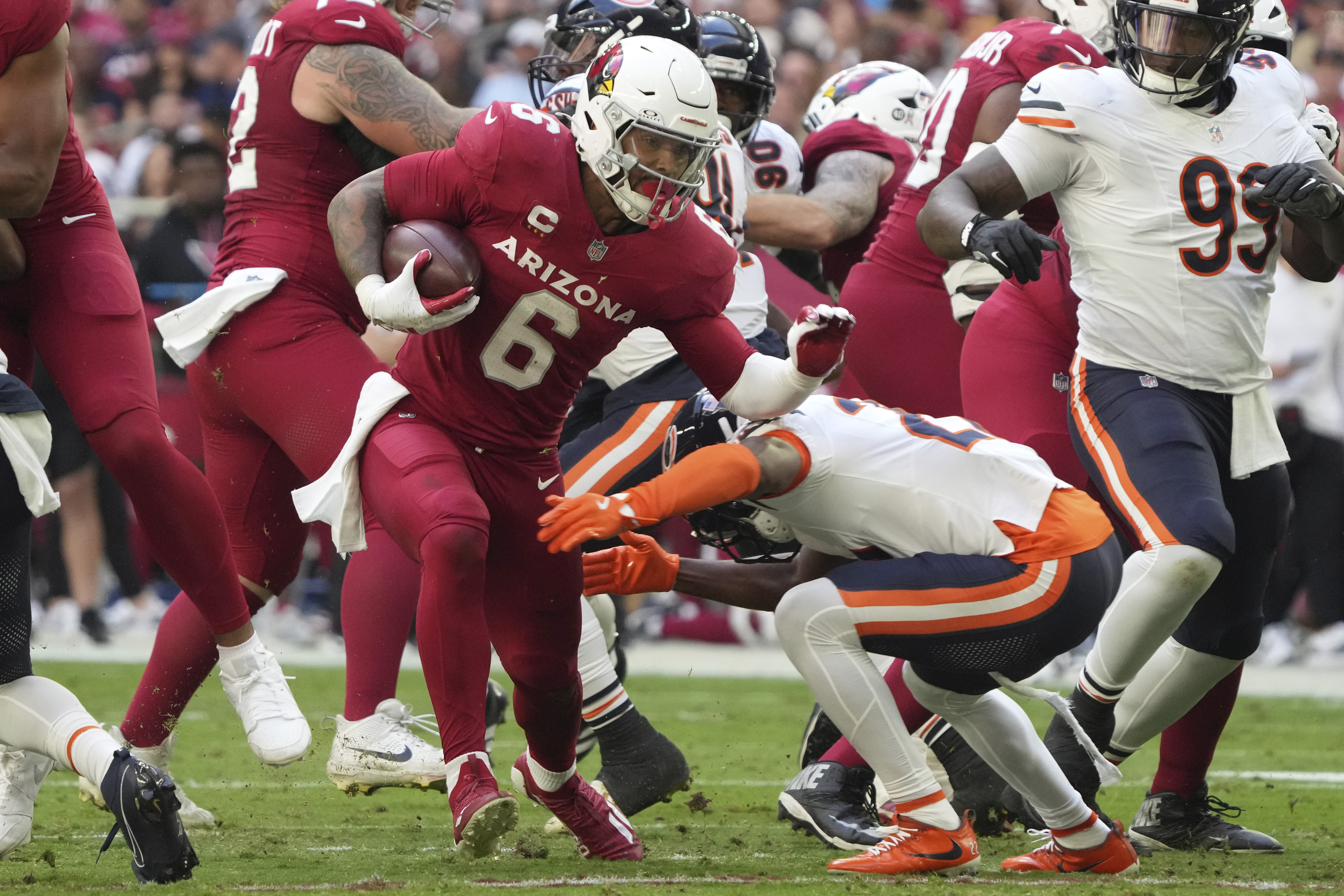Arizona Cardinals running back James Conner (6) runs the ball against the Chicago Bears during the first half of an NFL football game, Sunday, Nov. 3, 2024, in Glendale, Ariz.