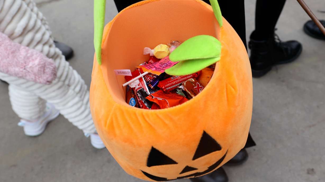 A study suggests parents should restrict sugar consumption early on for their children's health.