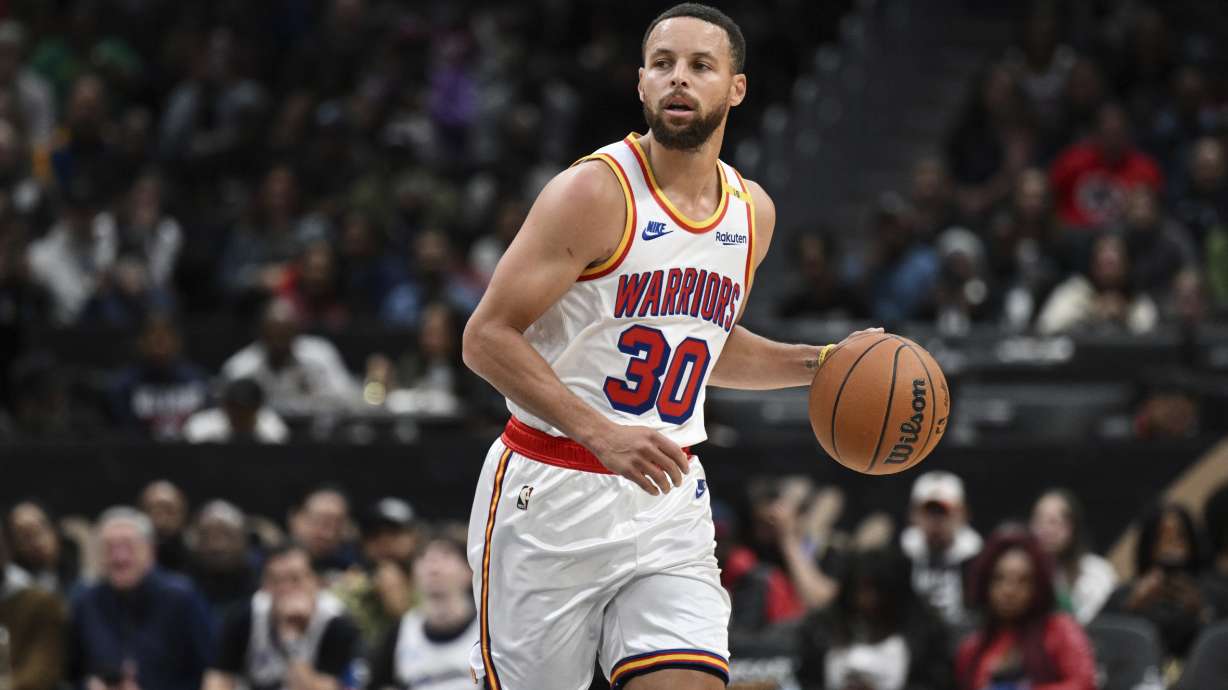 Golden State Warriors guard Stephen Curry (30) handles the ball during the first half of an NBA basketball game against the Washington Wizards, Monday, Nov. 4, 2024, in Washington.