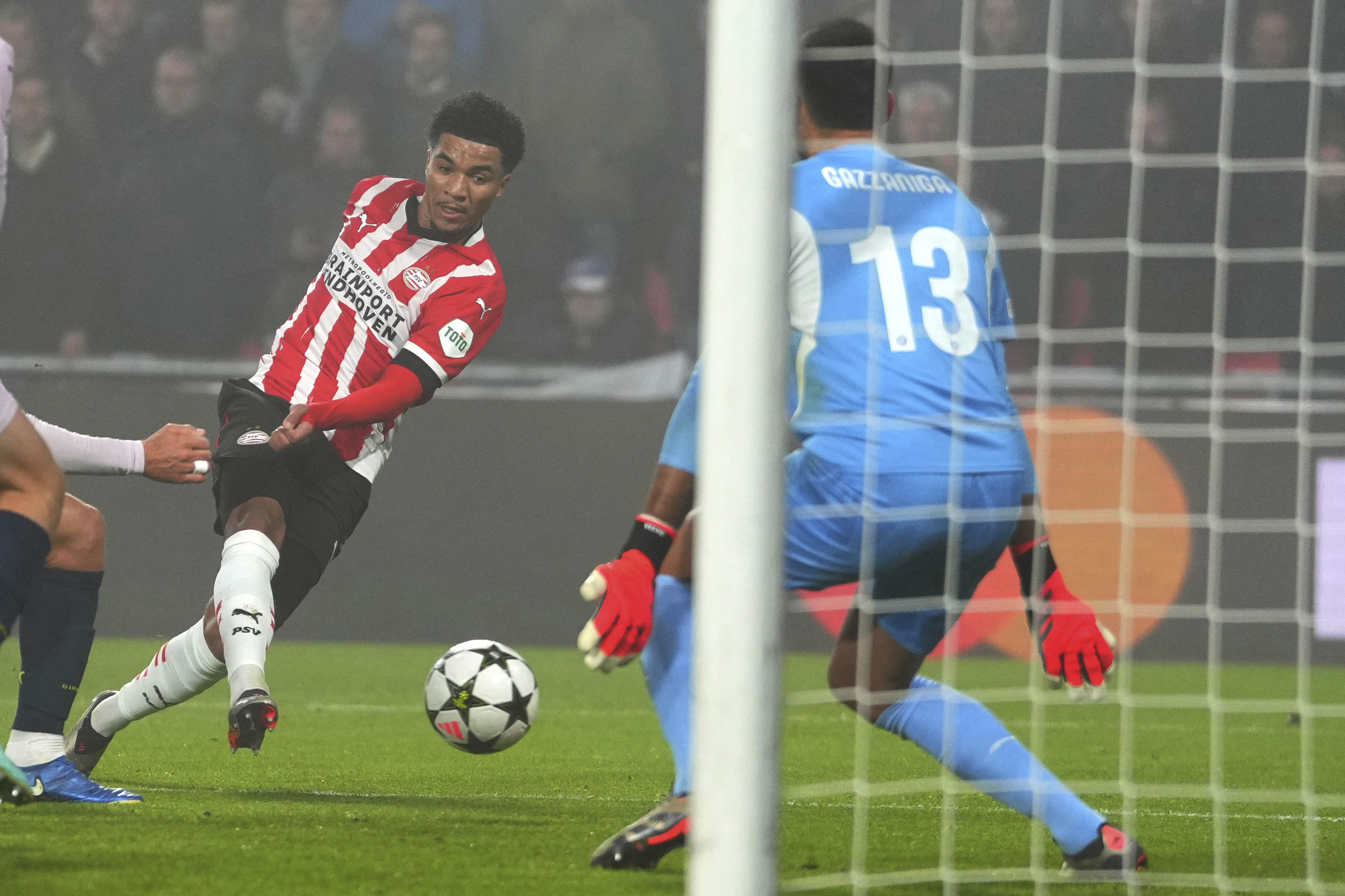 PSV's Malik Tillman, left, scores his side's second goal during the Champions League opening phase soccer match between PSV Eindhoven and Girona at Philips stadium in Eindhoven, Netherlands, Tuesday, Nov. 5, 2024.