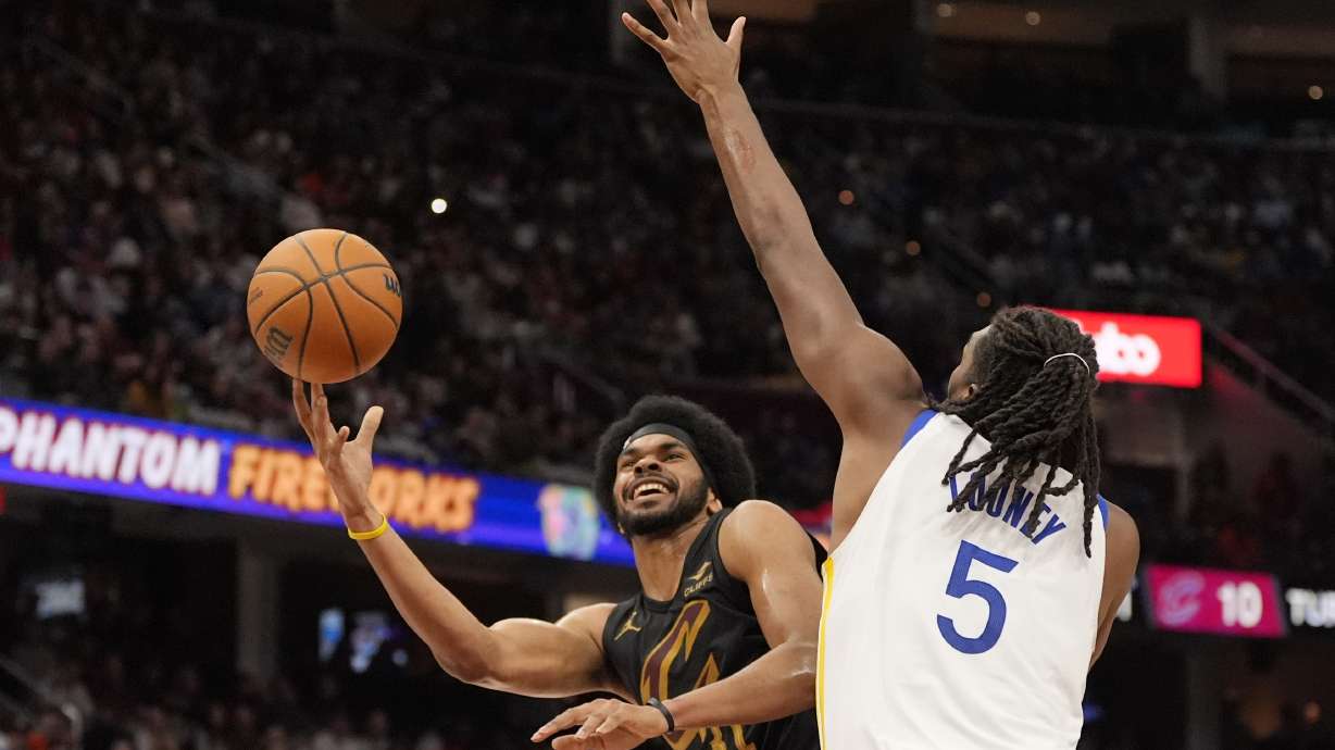 Cleveland Cavaliers center Jarrett Allen (31) shoots in front of Golden State Warriors forward Kevon Looney (5) in the second half of an NBA basketball game, Friday, Nov. 8, 2024, in Cleveland.
