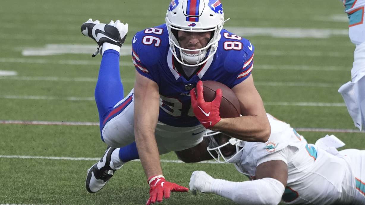 Buffalo Bills tight end Dalton Kincaid (86) dives for a first down during the second half of an NFL football game against the Miami Dolphins, Sunday, Nov. 3, 2024, in Orchard Park, N.Y.