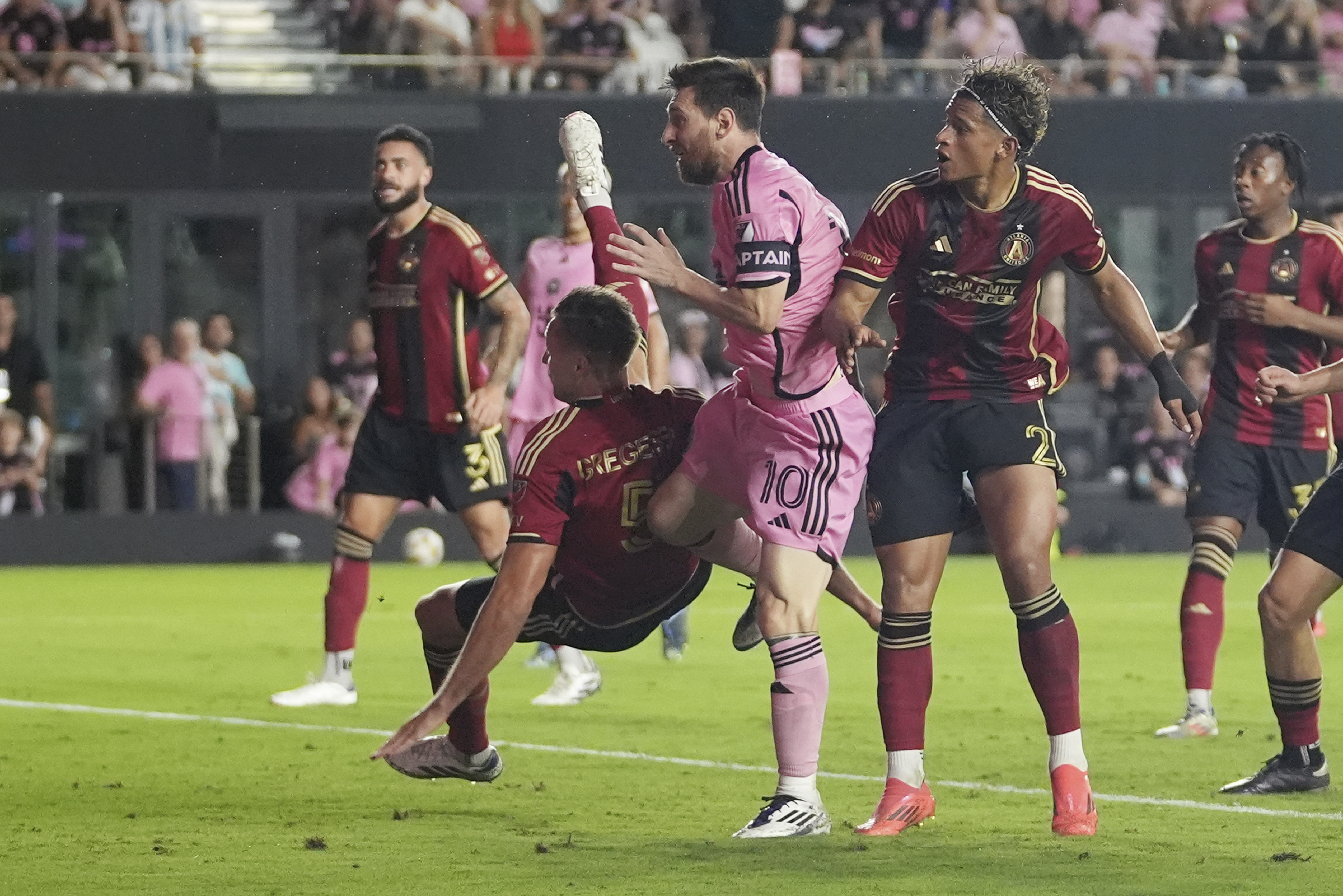 Inter Miami forward Lionel Messi (10) scores a goal during the second half of their MLS playoff opening round soccer match against Atlanta United, Saturday, Nov. 9, 2024, in Fort Lauderdale, Fla. 