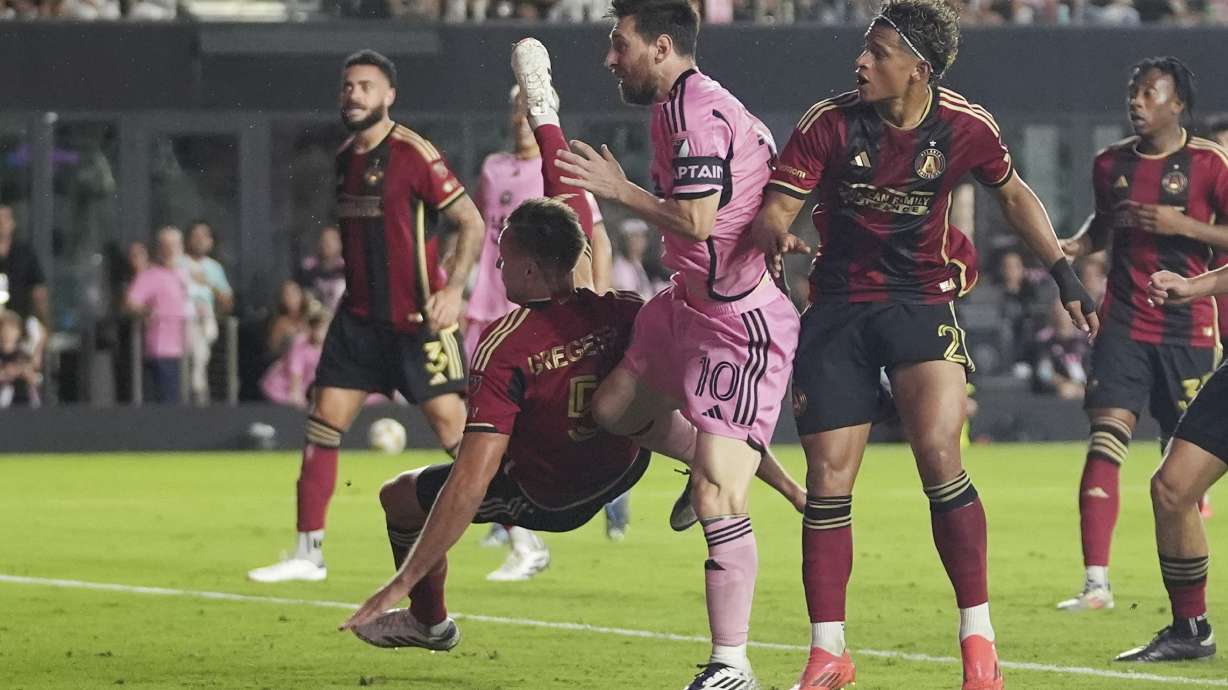 Inter Miami forward Lionel Messi (10) scores a goal during the second half of their MLS playoff opening round soccer match against Atlanta United, Saturday, Nov. 9, 2024, in Fort Lauderdale, Fla.