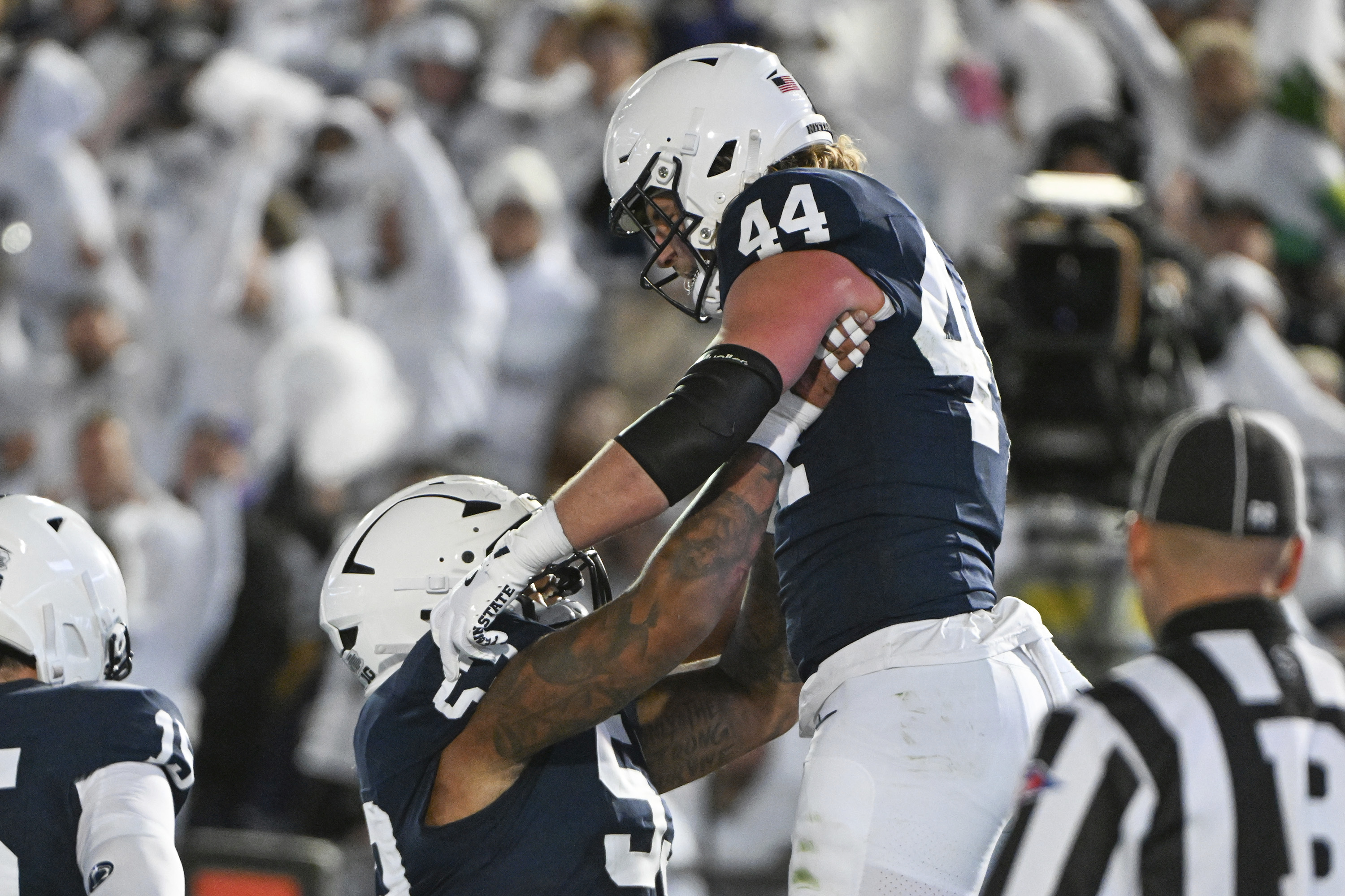 Penn State tight end Tyler Warren (44) celebrates after a touchdown during the second quarter of an NCAA college football gam against Washington, Saturday, Nov. 9, 2024, in State College, Pa.