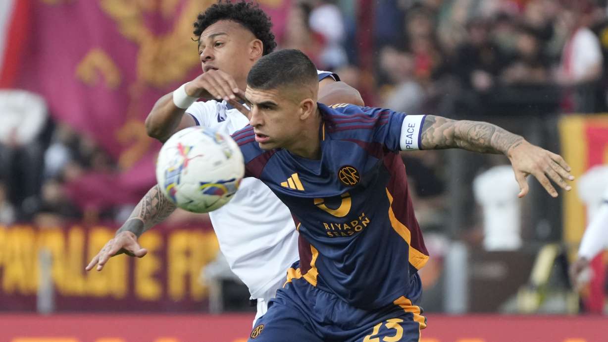 Roma's Gianluca Mancini receives the ball in front of Bologna's Dan Ndoye during the Serie A soccer match between Roma and Bologna at Rome's Olympic Stadium, Sunday, Nov. 10, 2024.