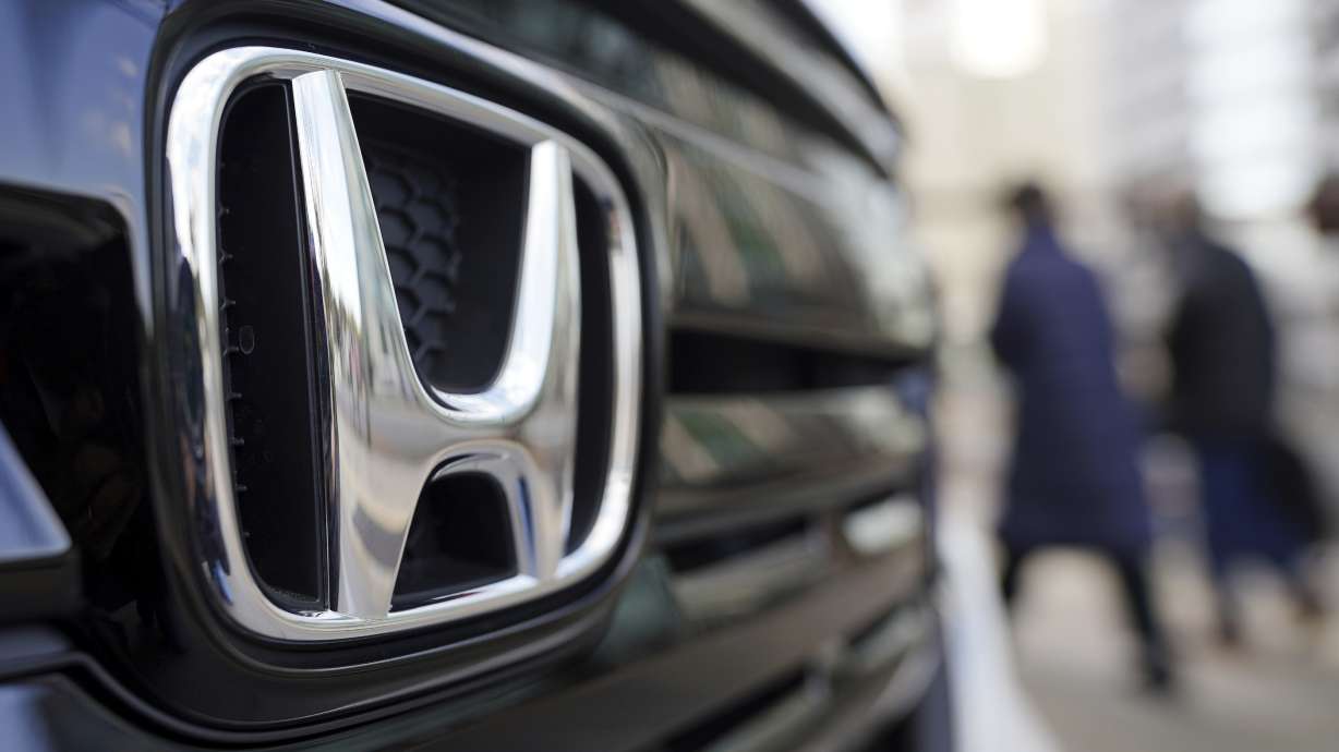 Auto safety regulators are investigating complaints that engines can fail on as many as 1.4 million Honda and Acura vehicles.