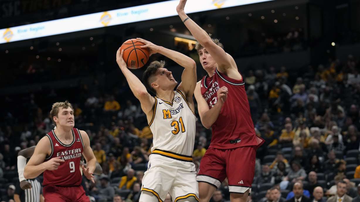 Missouri's Caleb Grill (31) heads to the basket as Eastern Washington's Andrew Cook (9) and Emmett Marquardt, right, defend during the second half of an NCAA college basketball game Monday, Nov. 11, 2024, in Columbia, Mo.