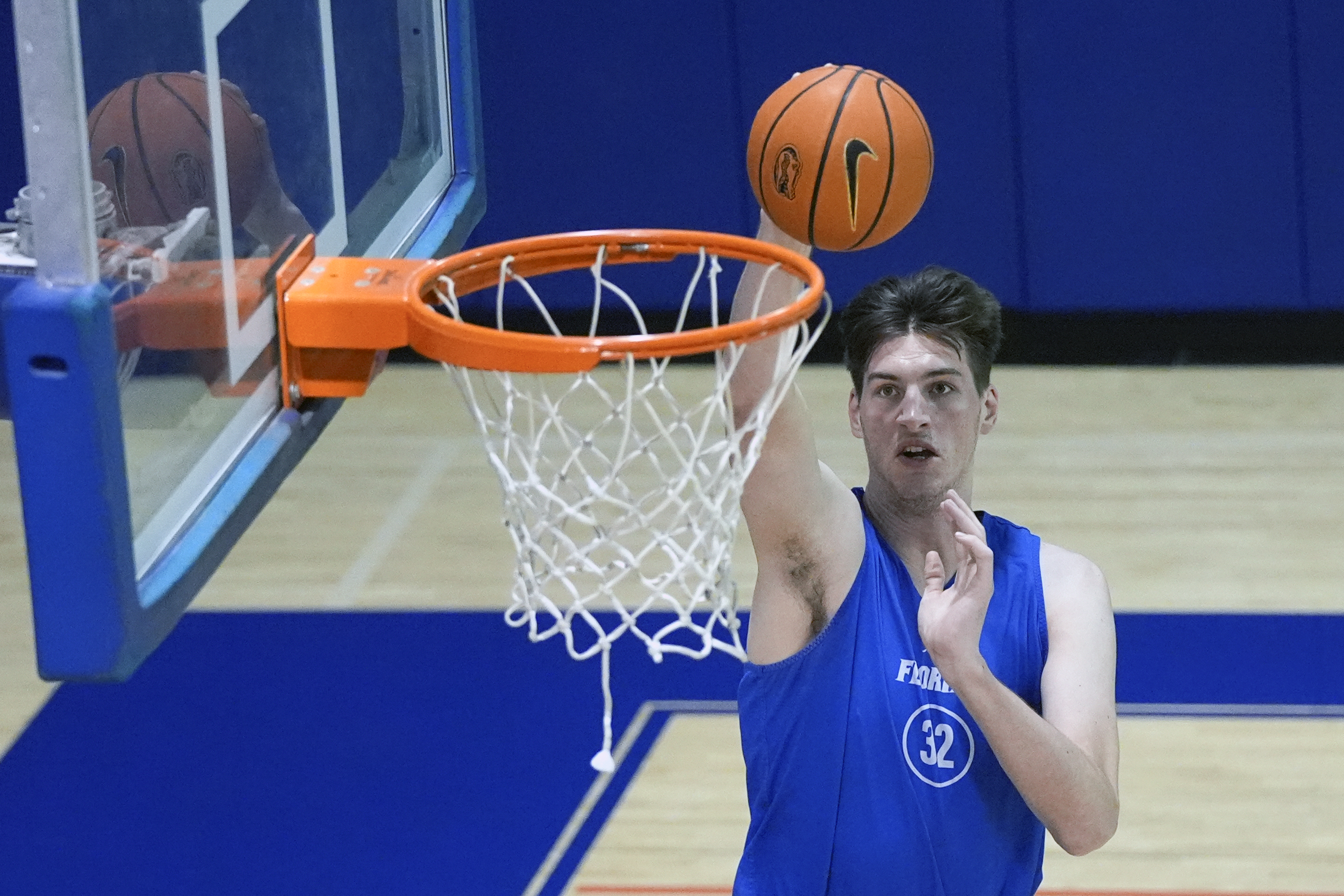 Olivier Rioux, a 7-foot-9 NCAA college basketball player at Florida, dunks the ball as he practices with the team, Friday, Oct. 18, 2024, in Gainesville, Fla.