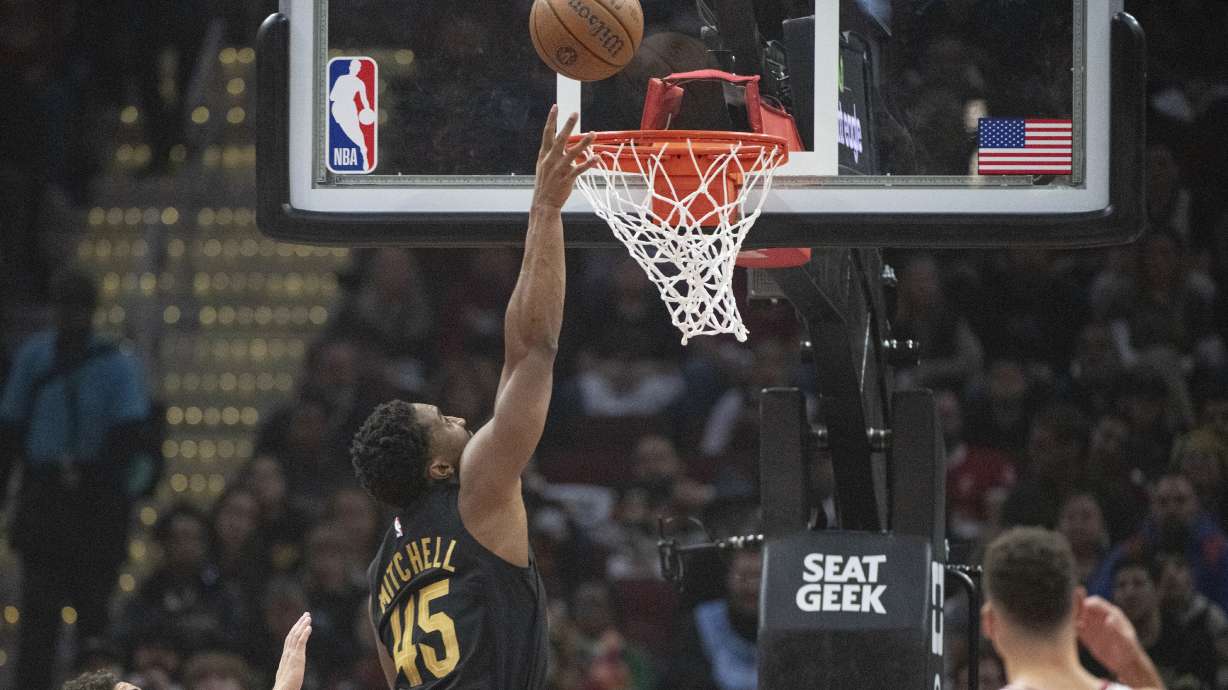 Cleveland Cavaliers' Donovan Mitchell (45) makes a basket against the Chicago Bulls during the first half of an Emirates NBA basketball game in Cleveland, Friday, Nov 15, 2024.