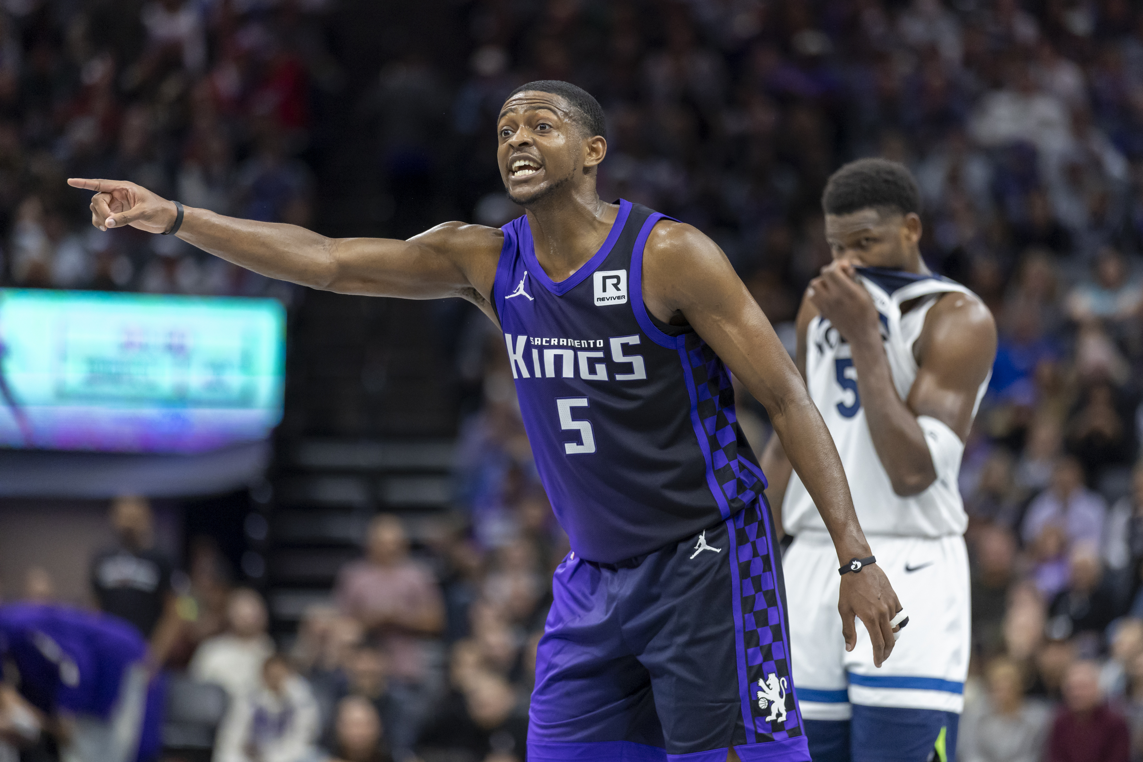 Sacramento Kings guard De'Aaron Fox calls out plays to his team during a free throw shot during the second half of an Emirates NBA Cup basketball game against the Minnesota Timberwolves, Friday, Nov. 15, 2024, in Sacramento, Calif.
