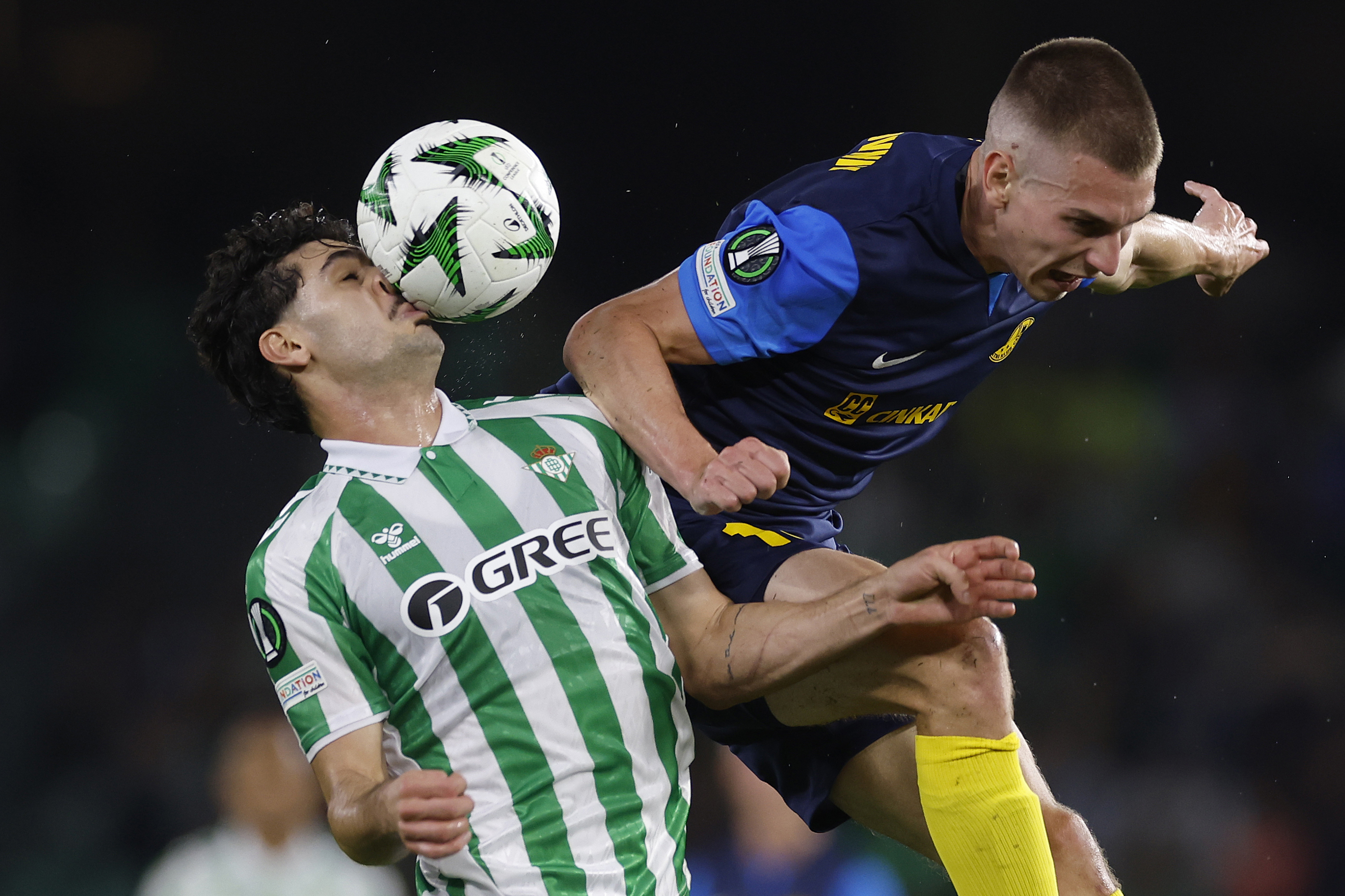 Betis' Johnny Cardoso, left, challenges for the ball with Celje's Mark Zabukovnik during a Conference League soccer match between Betis and Celje at the Benito Villamarin stadium in Seville, Spain, Thursday, Nov. 7, 2024. 