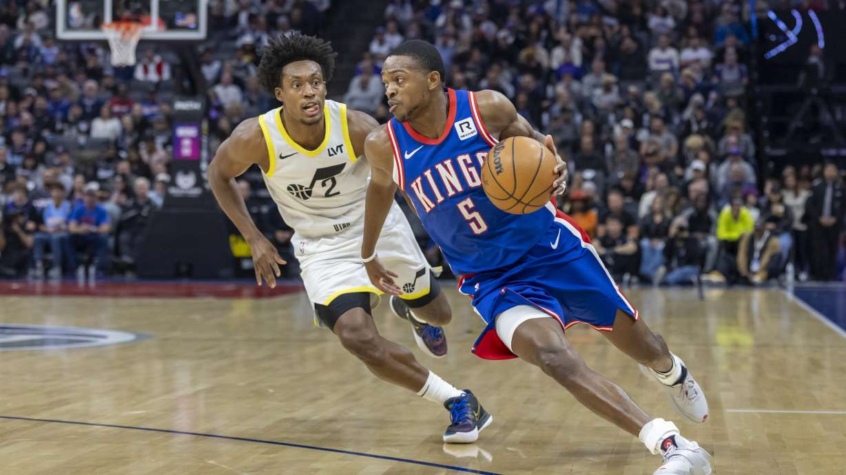 Sacramento Kings guard De'Aaron Fox (5) drives to the basket past Utah Jazz guard Collin Sexton (2) during the first half of an NBA basketball game Saturday, Nov. 16, 2024, in Sacramento, Calif.