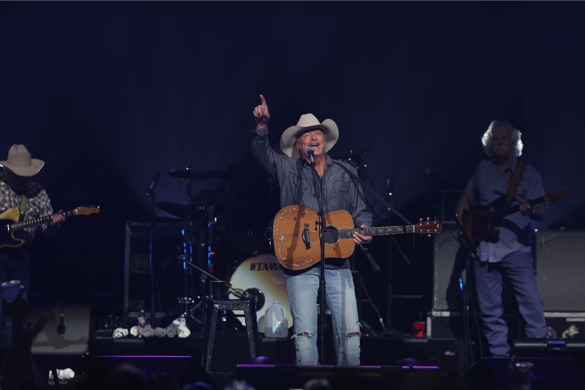 Country legend Alan Jackson said farewell to Salt Lake City — and the fans showed up