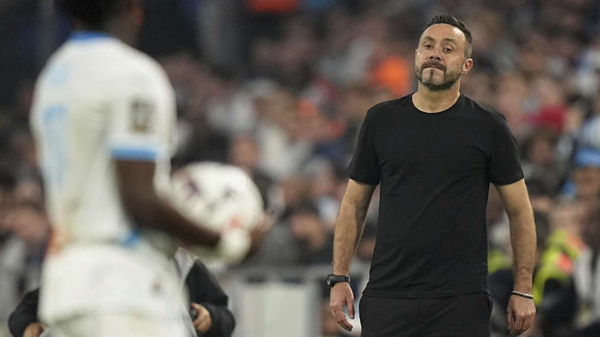 Marseille's head coach Roberto De Zerbi reatcs during the League One soccer match between Marseille and Paris Saint-Germain, Sunday, Oct. 27, 2024 at the Velodrome stadium in Marseille, southern France.