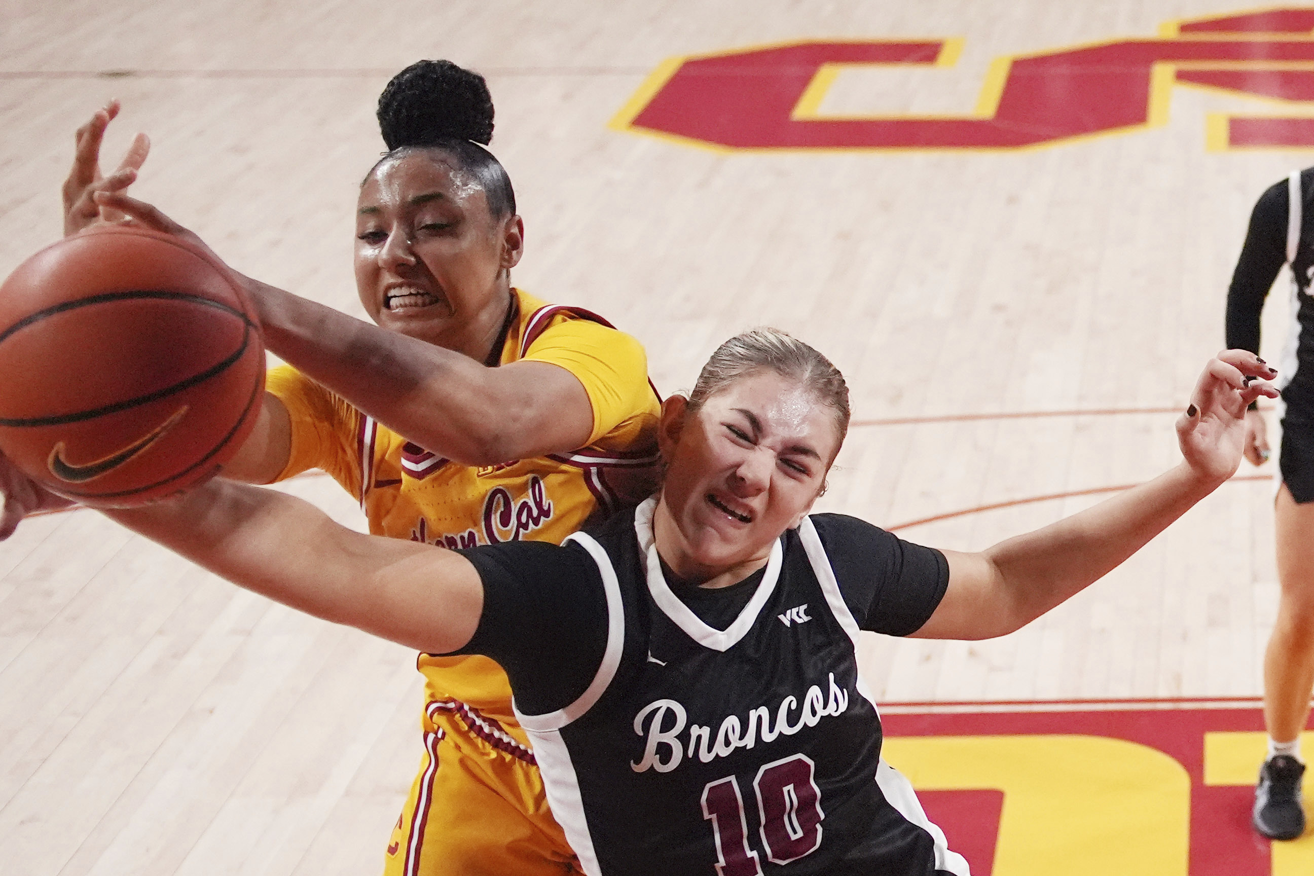 In a 'Final Four-type weekend,' two top-6 clashes put women's college basketball focus on West Coast