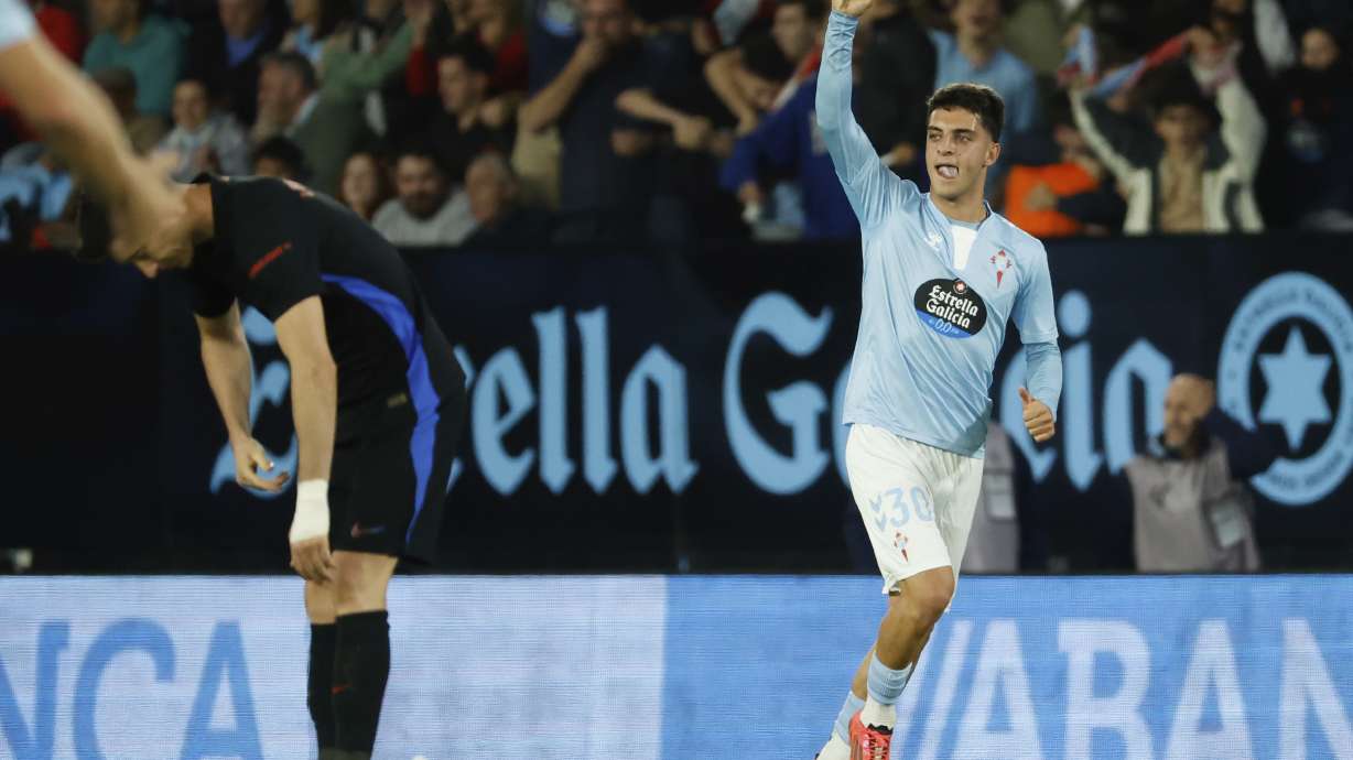 Celta's Hugo Alvarez, right, celebrates scoring his side's 2nd goal during the Spanish La Liga soccer match between Celta Vigo and Barcelona at the Balaidos stadium in Vigo, Spain, Saturday, Nov. 23, 2024.