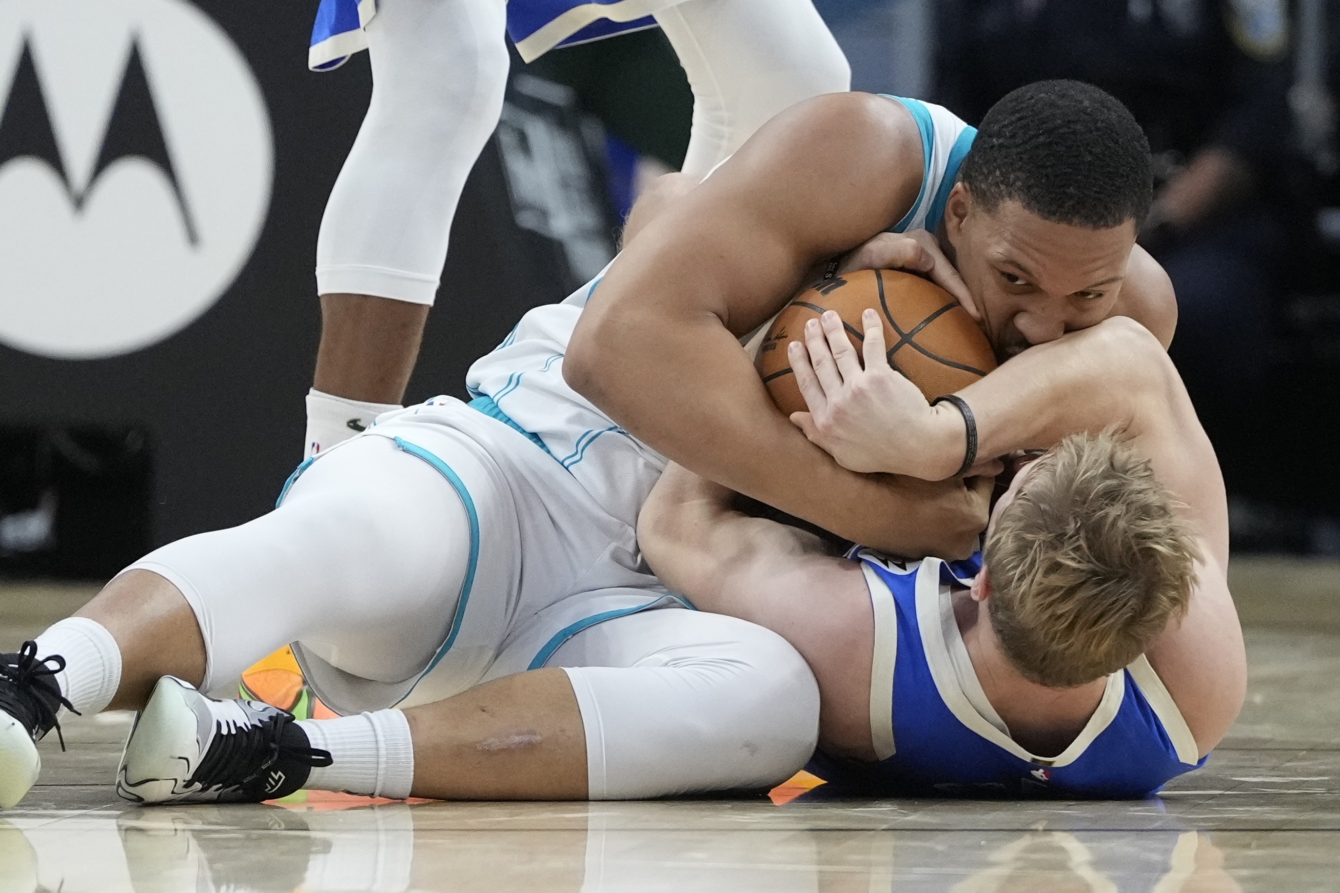 Hornets' Grant Williams injures right knee late in 4th quarter in loss at Milwaukee