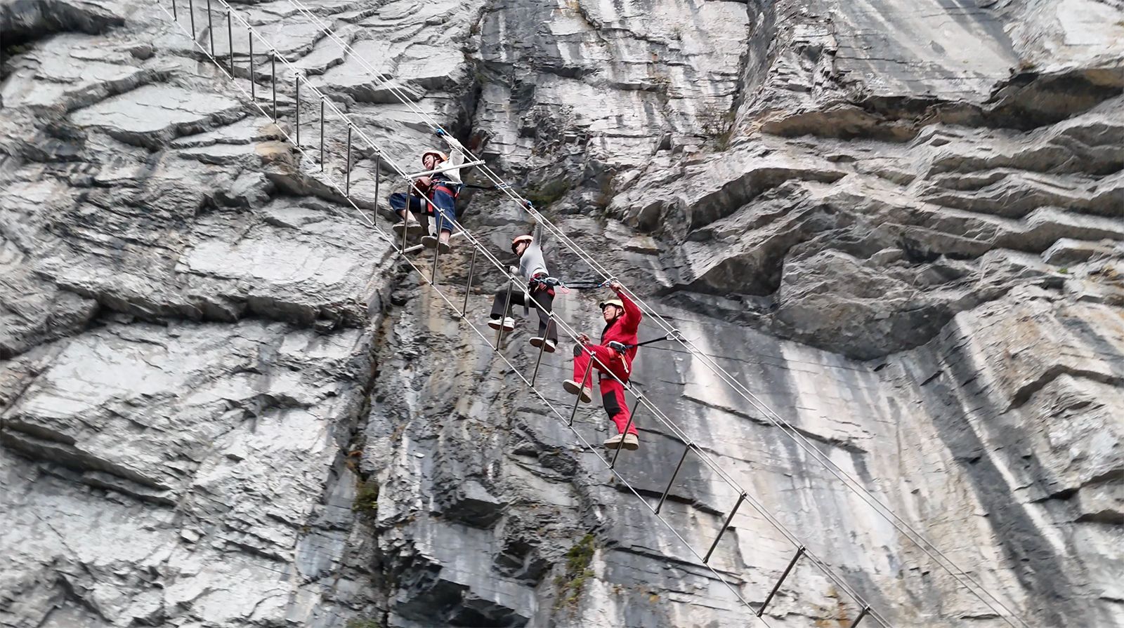 The “Sky Ladder” on Mount Qixing in Zhangjiajie Nature Park has been attracting many Chinese travelers seeking a taste of adventure.