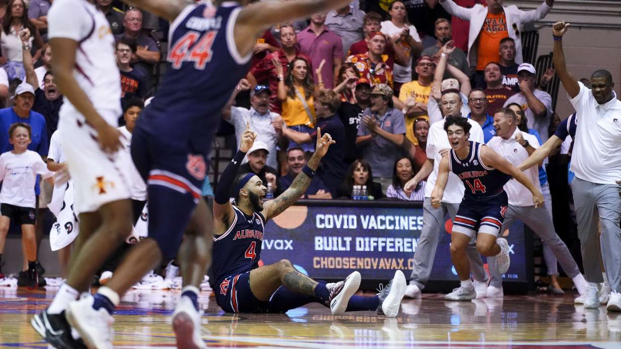 Auburn forward Johni Broome (4) reacts after scoring the winning basket against Iowa State for an 83-81 win in an NCAA college basketball game at the Maui Invitational Monday, Nov. 25, 2024, in Lahaina, Hawaii.