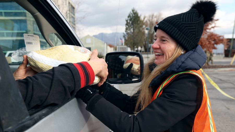 3,500 Thanksgiving meals given to Utahns in need