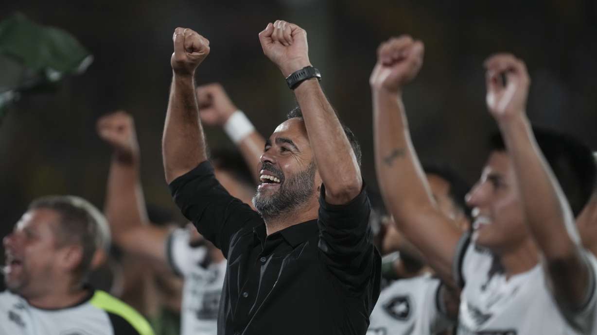 Coach Artur Jorge of Brazil's Botafogo celebrates with his players at the end of a Copa Libertadores semifinal second leg soccer match against Uruguay's Penarol at Centenario stadium in Montevideo, Uruguay, Wednesday, Oct. 30, 2024. Botafogo won 6-3 on aggregate.