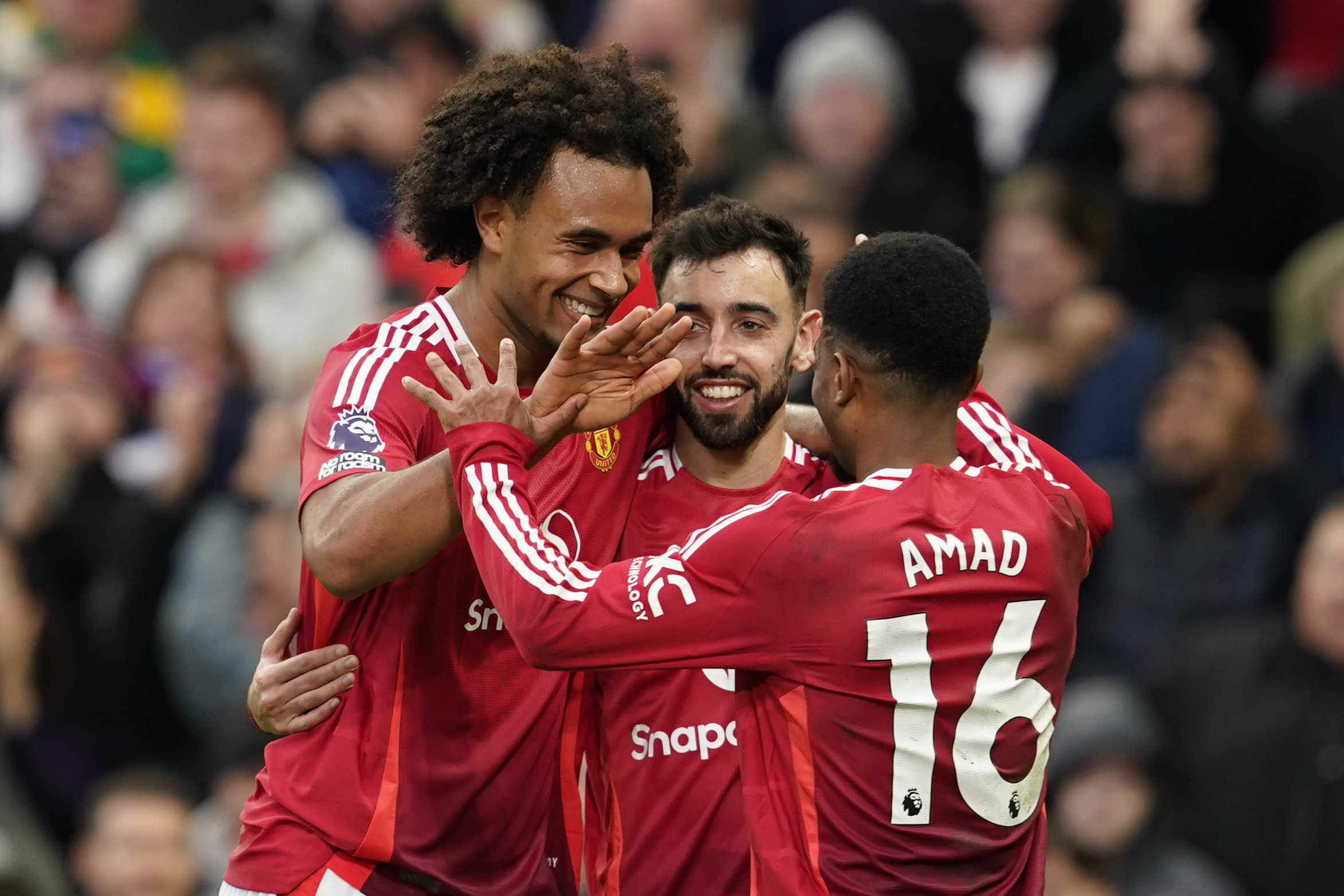Manchester United's Joshua Zirkzee, left, celebrates with teammates after scoring during the English Premier League soccer match between Manchester United and Everton at the Old Trafford stadium in Manchester, England, Sunday, Dec. 1, 2024.