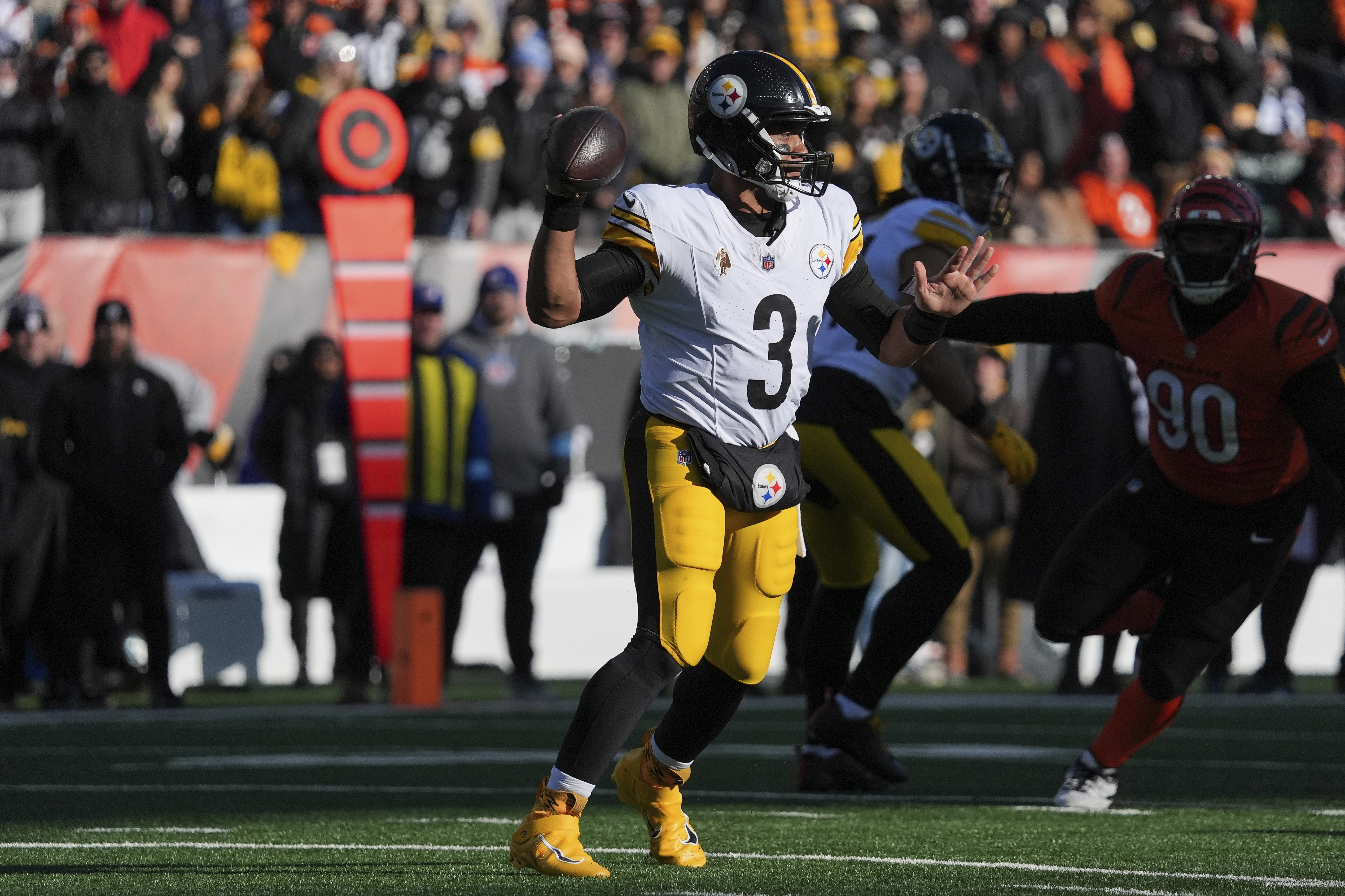 Pittsburgh Steelers quarterback Russell Wilsonlooks to pass the ball during the first half of an NFL football game against the Cincinnati Bengals, Sunday, Dec. 1, 2024, in Cincinnati.