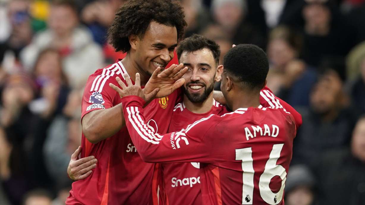 Manchester United's Joshua Zirkzee, left, celebrates with teammates after scoring during the English Premier League soccer match between Manchester United and Everton at the Old Trafford stadium in Manchester, England, Sunday, Dec. 1, 2024.