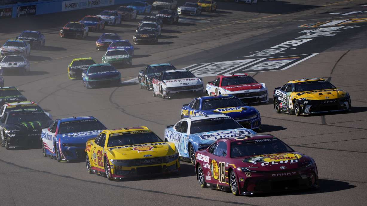 Cars race during a NASCAR Cup Series Championship auto race at Phoenix Raceway, Sunday, Nov. 10, 2024, in Avondale, Ariz.