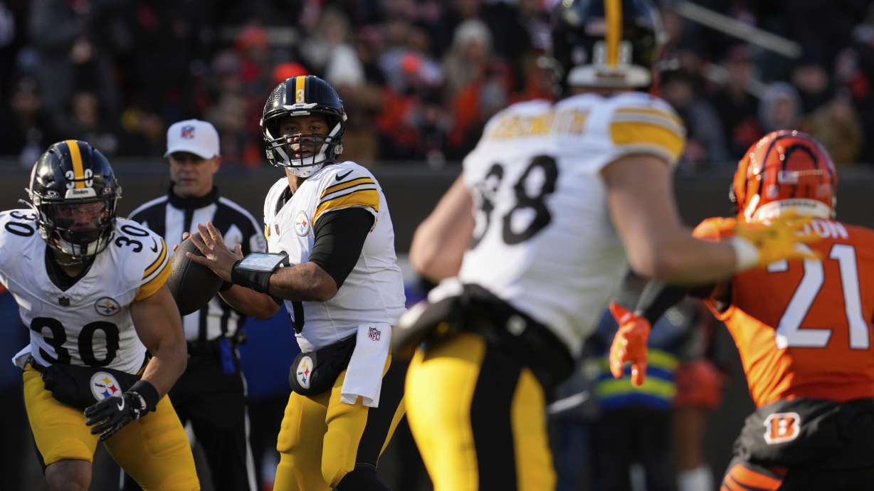 Pittsburgh Steelers quarterback Russell Wilson, third from left, looks for an open receiver during the first half of an NFL football game against the Cincinnati Bengals, Sunday, Dec. 1, 2024, in Cincinnati.