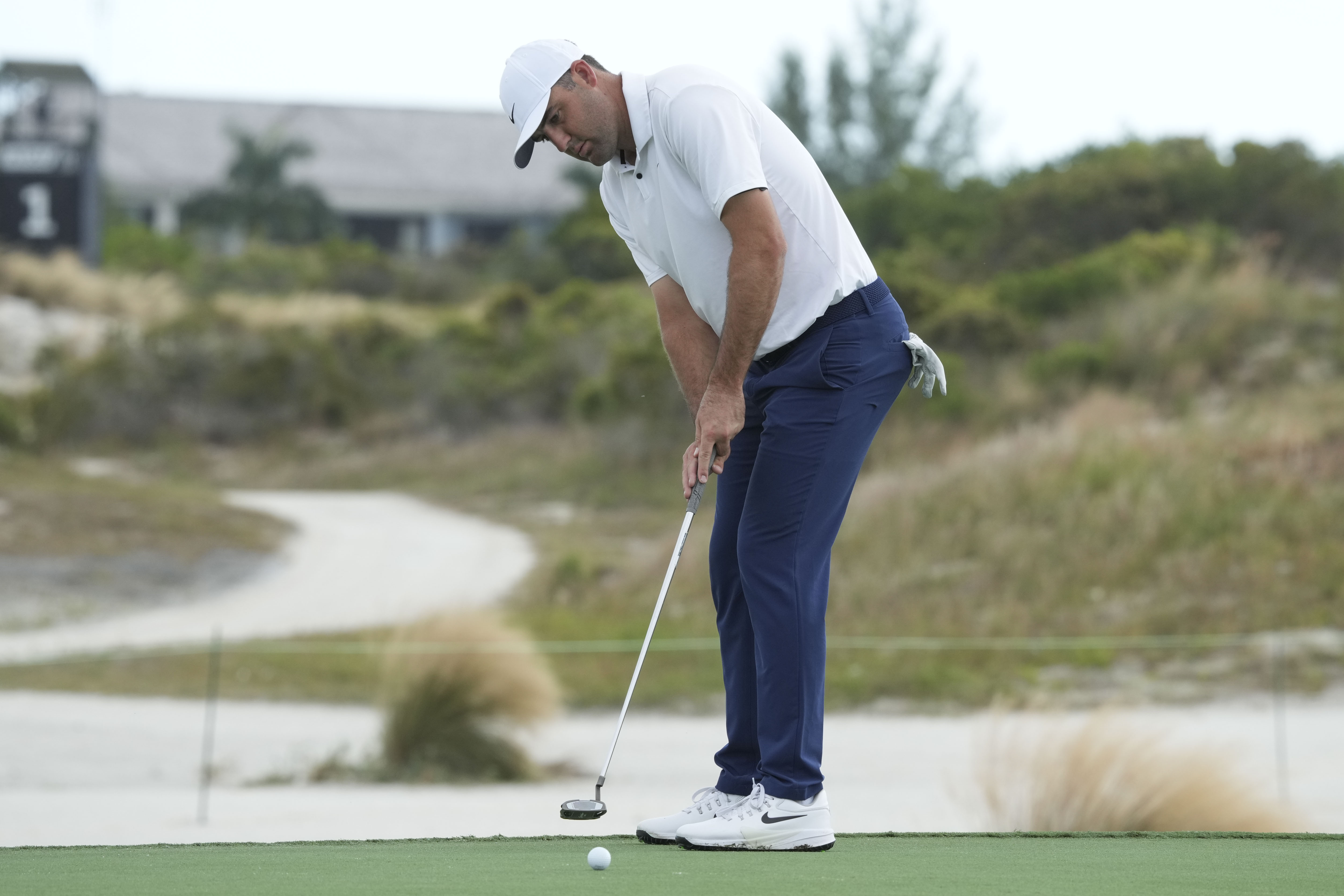 Scottie Scheffler has new putting grip and trails Cameron Young by 3 in Bahamas