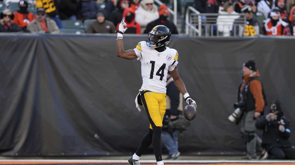 Pittsburgh Steelers wide receiver George Pickens gestures toward the stands during the second half of an NFL football game against the Cincinnati Bengals, Sunday, Dec. 1, 2024, in Cincinnati.