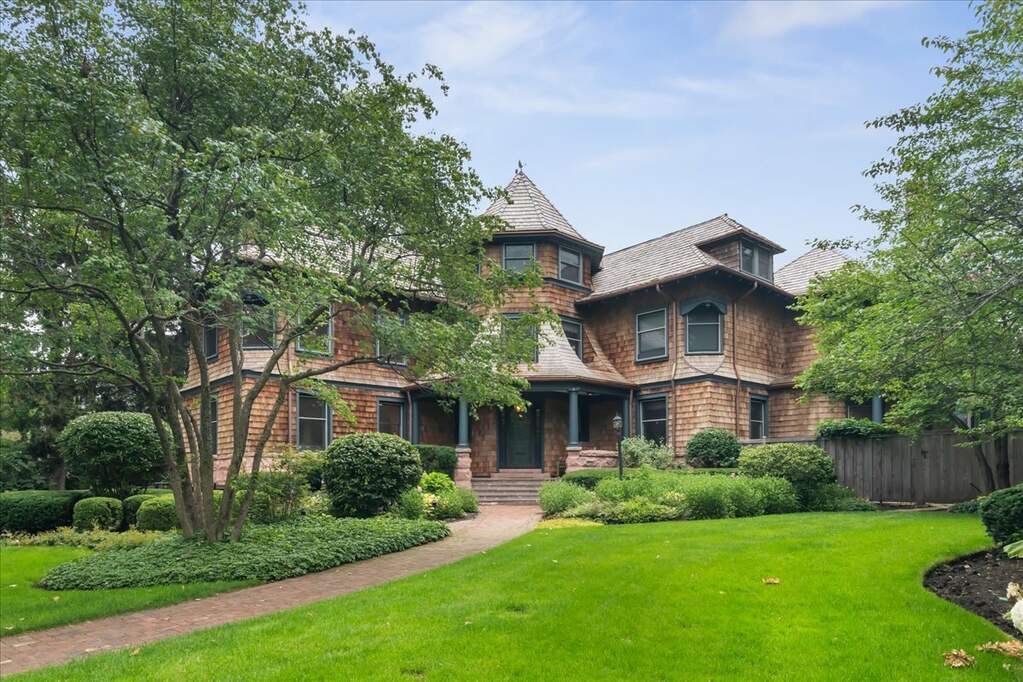 The home at 681 Winnetka Avenue in Illinois is the house of Old Man Marley in the film "Home Alone" and is for sale.