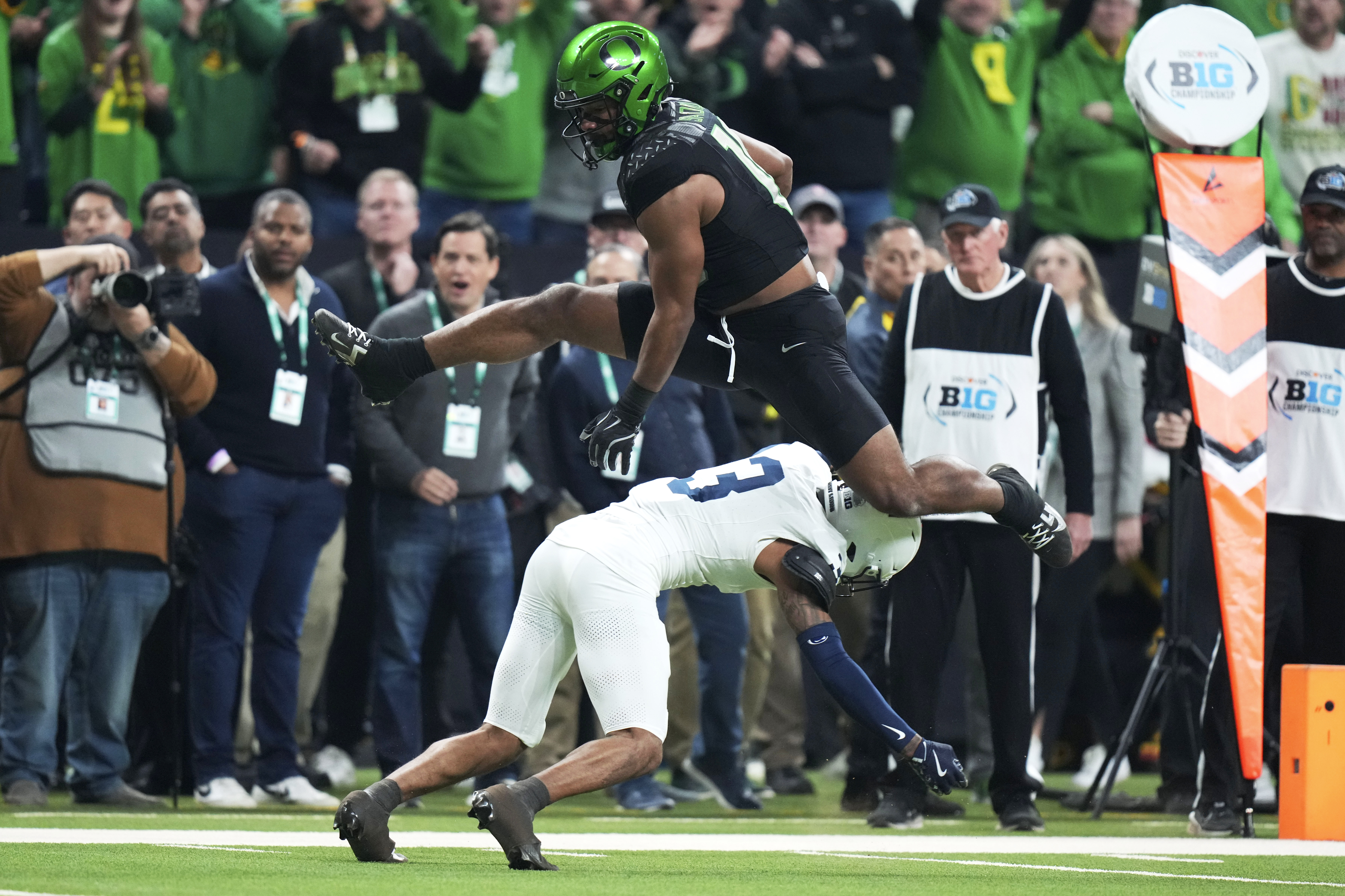 Oregon tight end Kenyon Sadiq (18) leaps over Penn State cornerback Jalen Kimber (3) during a 28-yard touchdown reception in the first half of the Big Ten championship NCAA college football game, Saturday, Dec. 7, 2024, in Indianapolis.