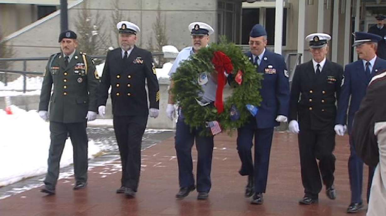 Utahns lay wreath to honor service men and women
