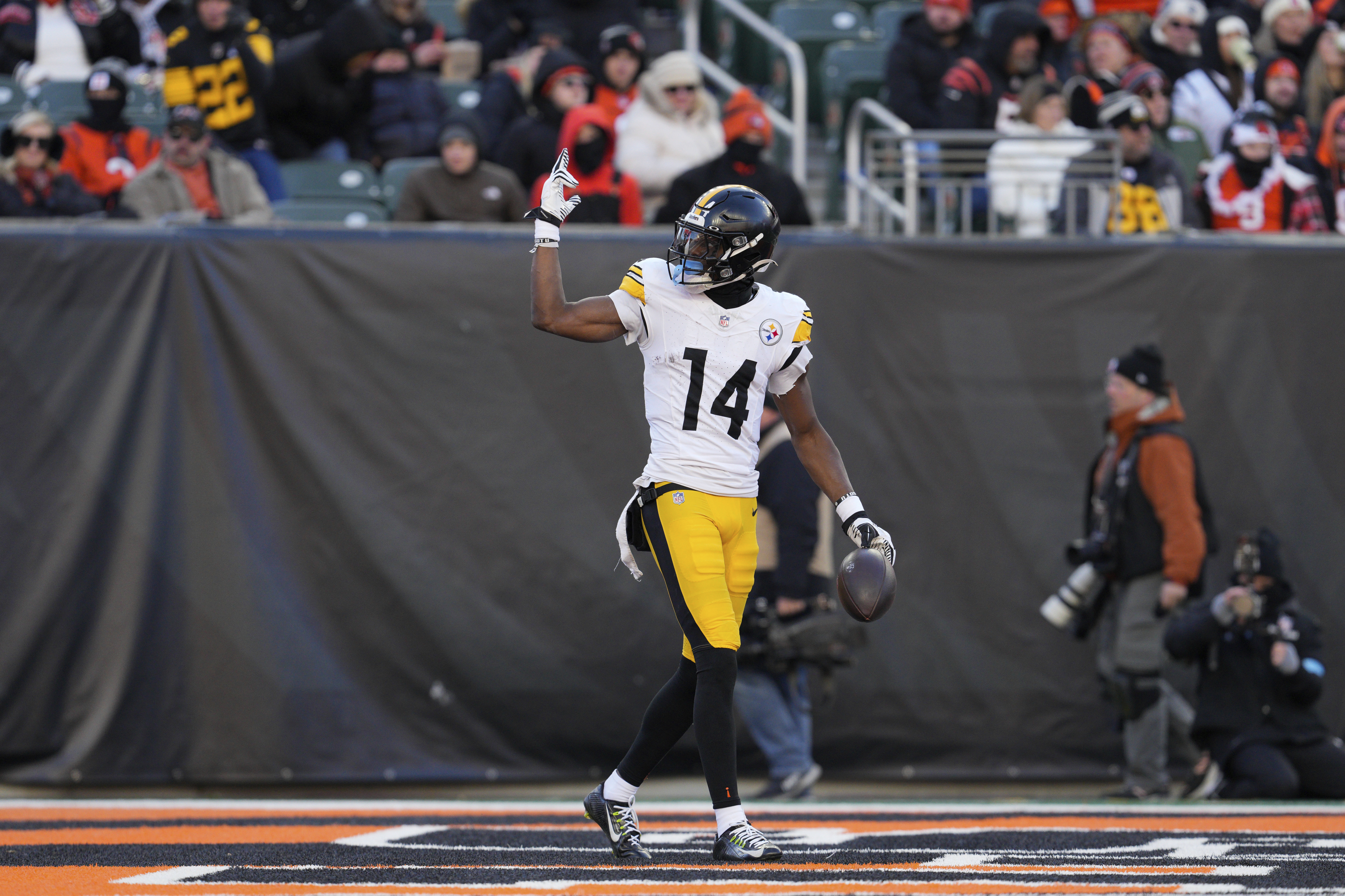 Pittsburgh Steelers wide receiver George Pickens gestures toward the stands during the second half of an NFL football game against the Cincinnati Bengals, Sunday, Dec. 1, 2024, in Cincinnati.