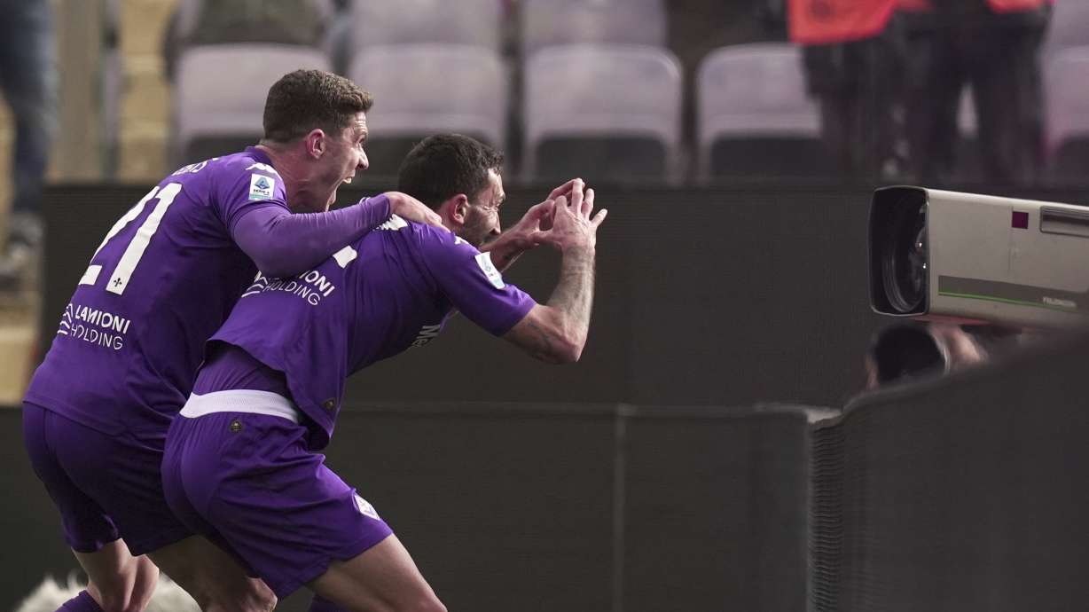 Fiorentina's Danilo Cataldi, right, celebrates scoring his side's first goal during the Serie A match between Fiorentina and Cagliari at the Artemio Franchi Stadium, in Florence, Italy, Sunday, Dec. 8, 2024