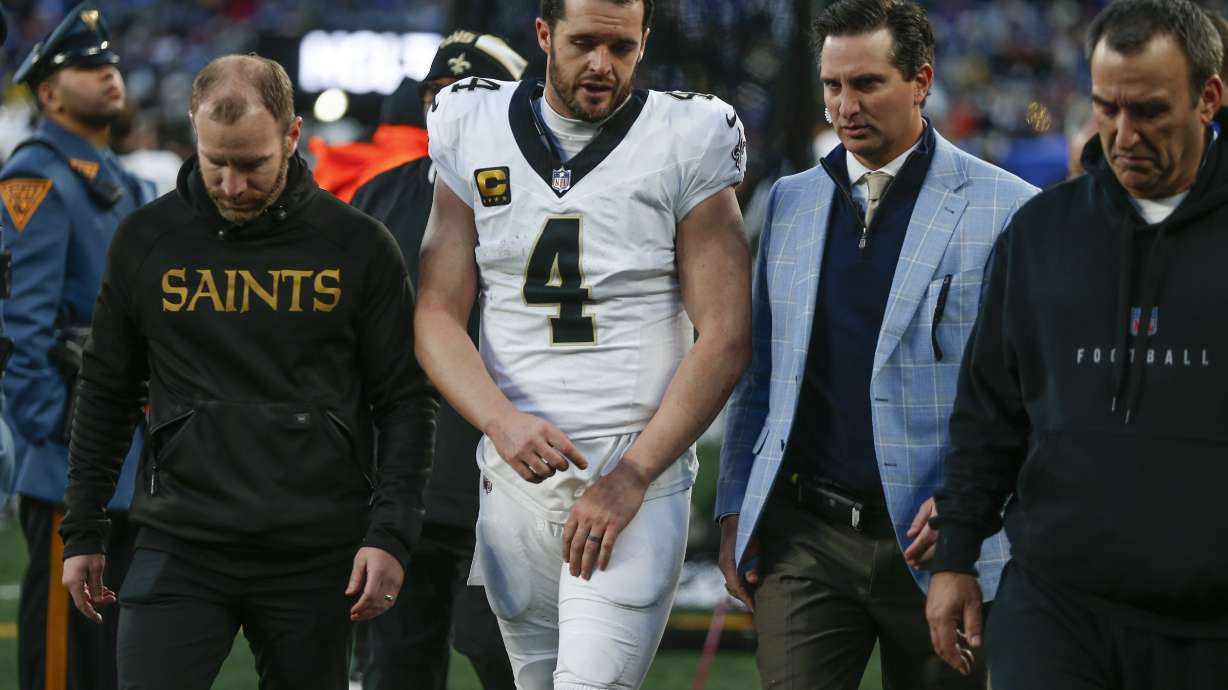 New Orleans Saints quarterback Derek Carr (4) walks off the field after an injury during the fourth quarter of an NFL football game against the New York Giants, Sunday, Dec. 8, 2024, in East Rutherford, N.J.