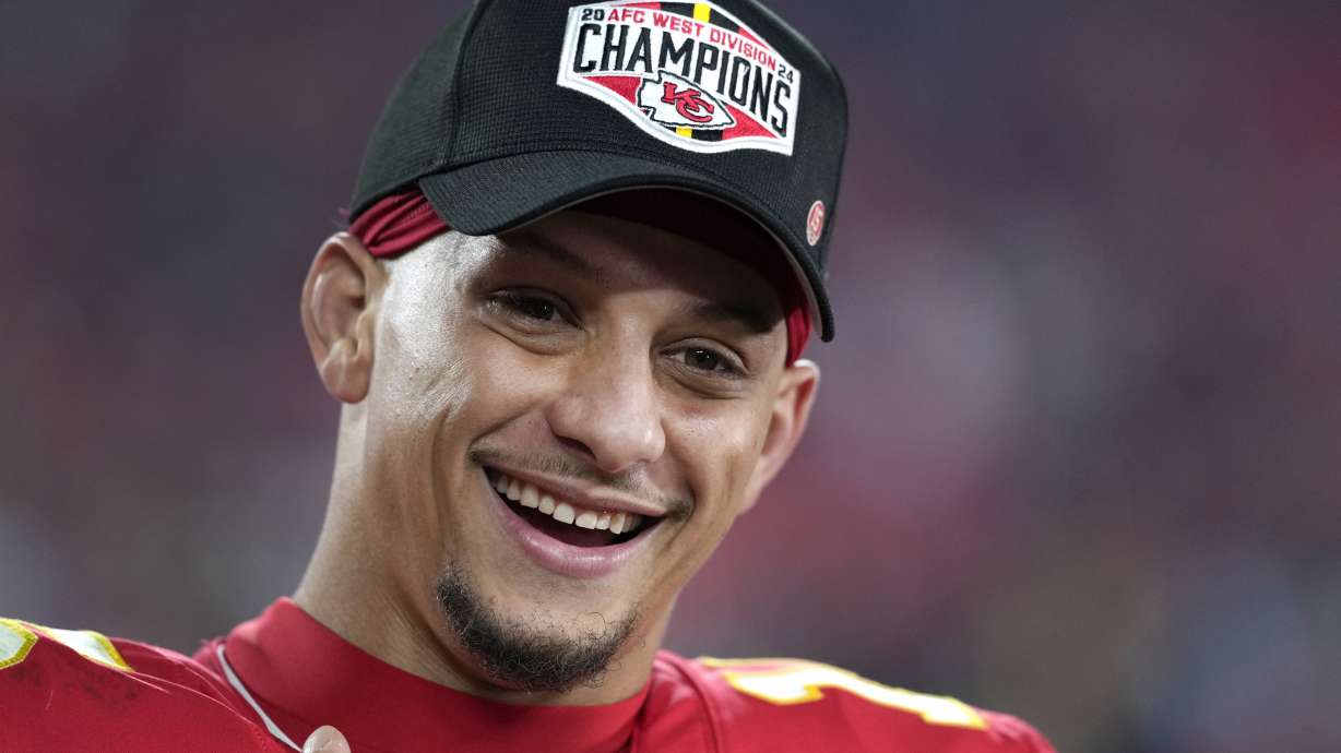 Kansas City Chiefs quarterback Patrick Mahomes celebrates after defeating the Los Angeles Chargers 19-17 in an NFL football game to win the AFC West Sunday, Dec. 8, 2024, in Kansas City, Mo. AP Photo/Ed Zurga)