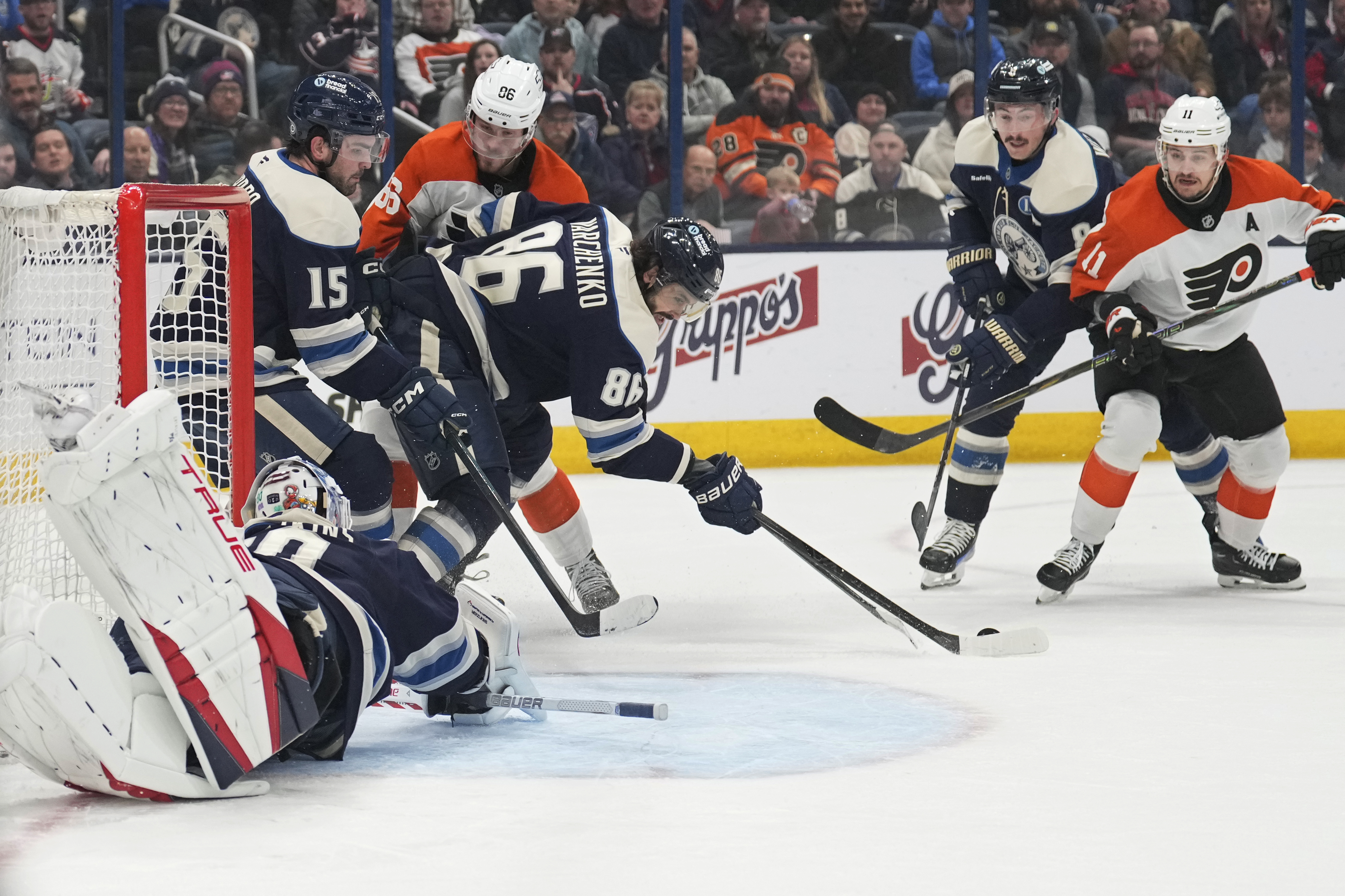 Flyers snap a 3-game skid with their 1st victory in December, beating the Blue Jackets 5-3