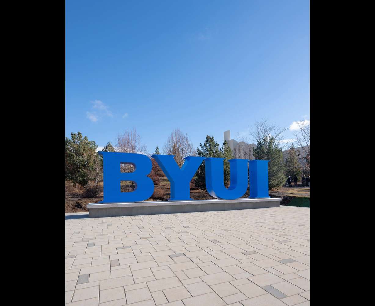 Un nuevo hito dará la bienvenida a los estudiantes al campus de Rexburg, Idaho, el martes.