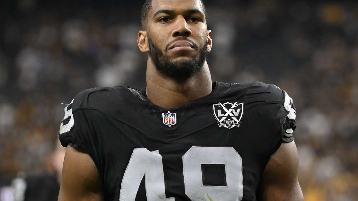 FILE - Las Vegas Raiders defensive end Charles Snowden walks off the field following an NFL football game against the Pittsburgh Steelers, Sunday, Oct 13, 2024, in Las Vegas.