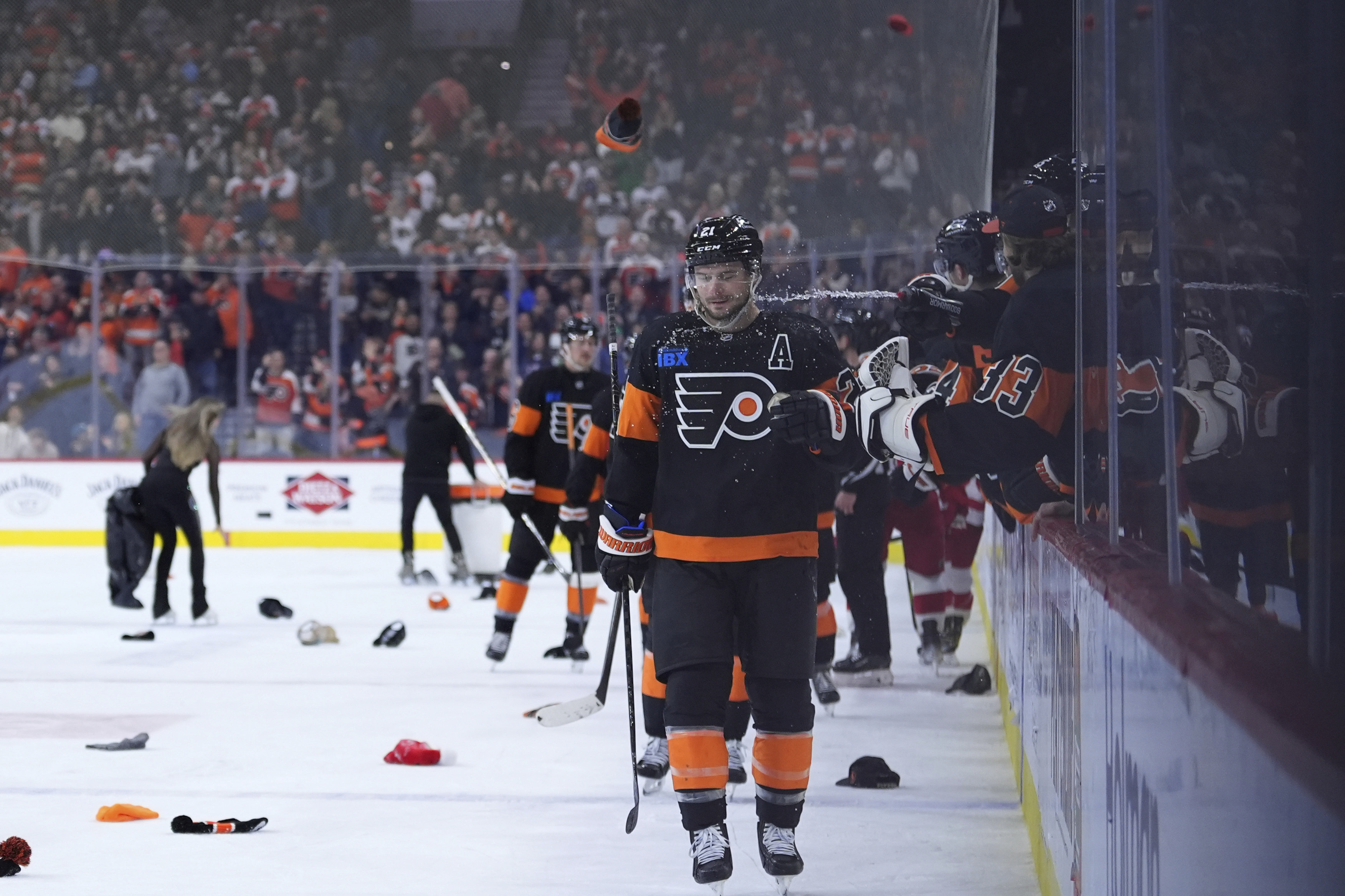 Scott Laughton ties Flyers franchise record with 4-goal game