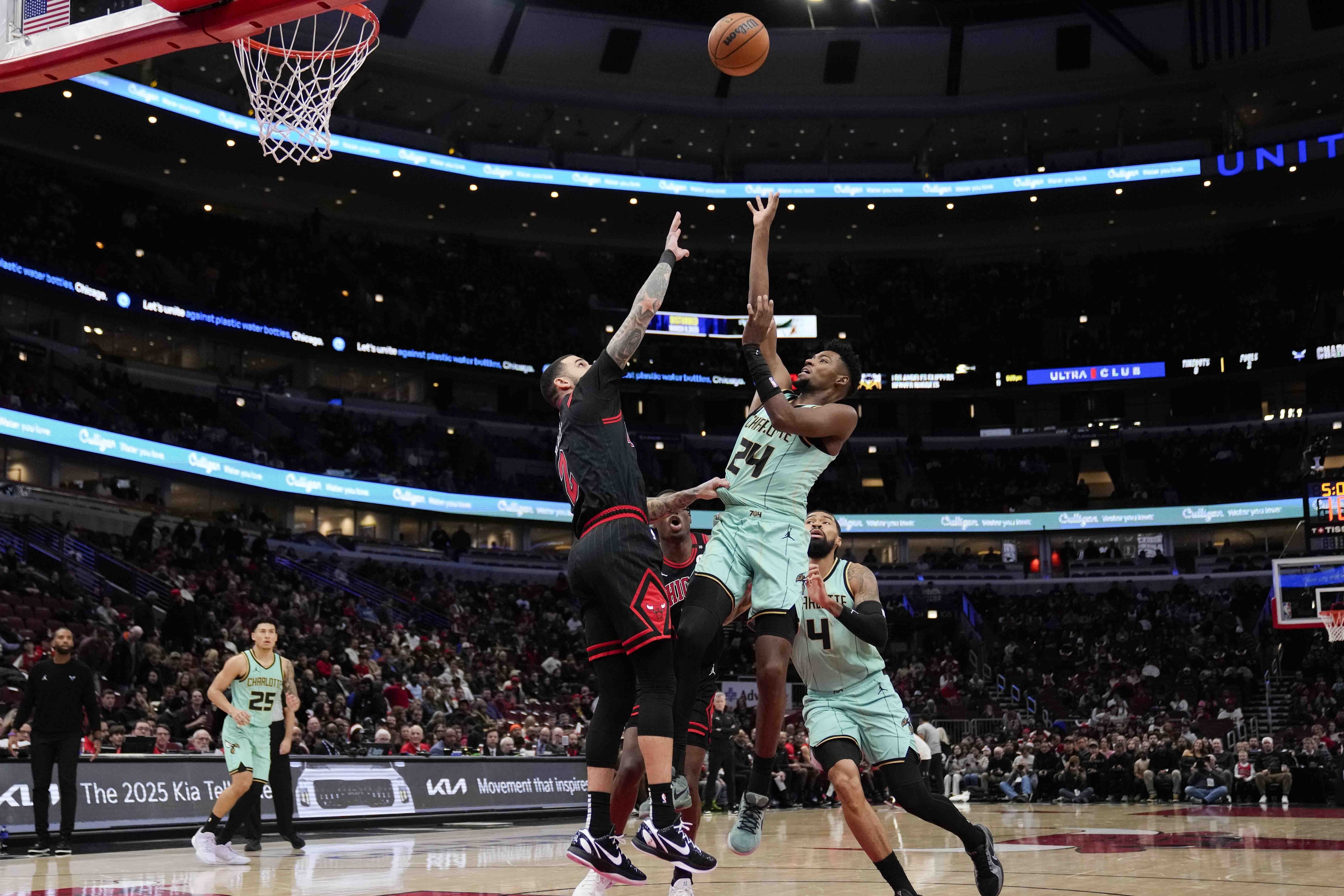 Dosunmu and Giddey lead the Bulls past the struggling Hornets 109-95