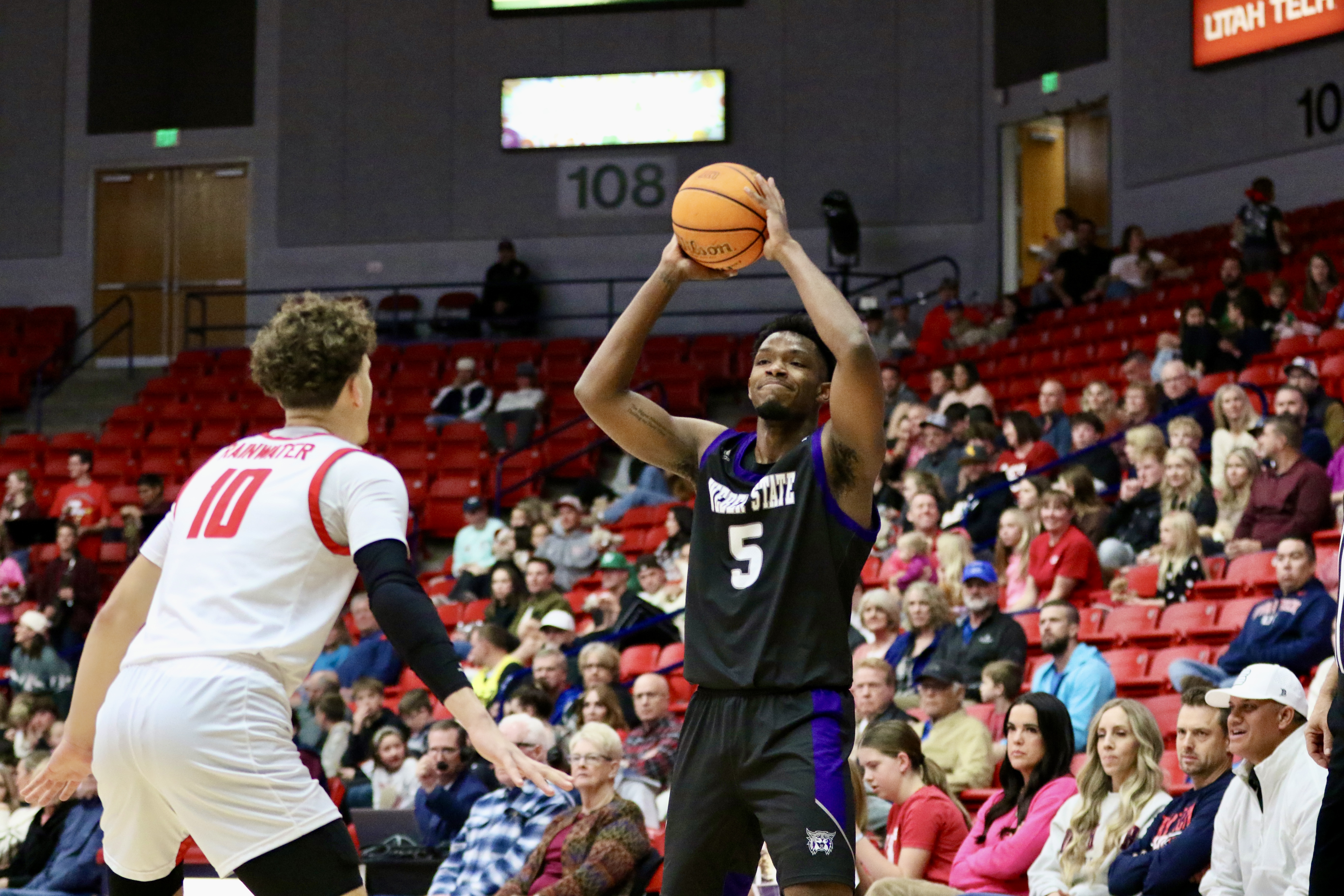 Tomley scores 21 as Weber State takes down Utah Tech 73-71