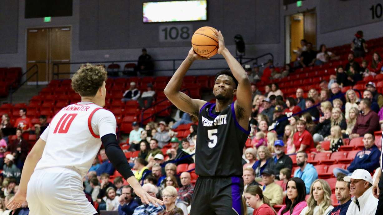Led by Miguel Tomley's 21 points, the Weber State Wildcats defeated the Utah Tech Trailblazers 73-71